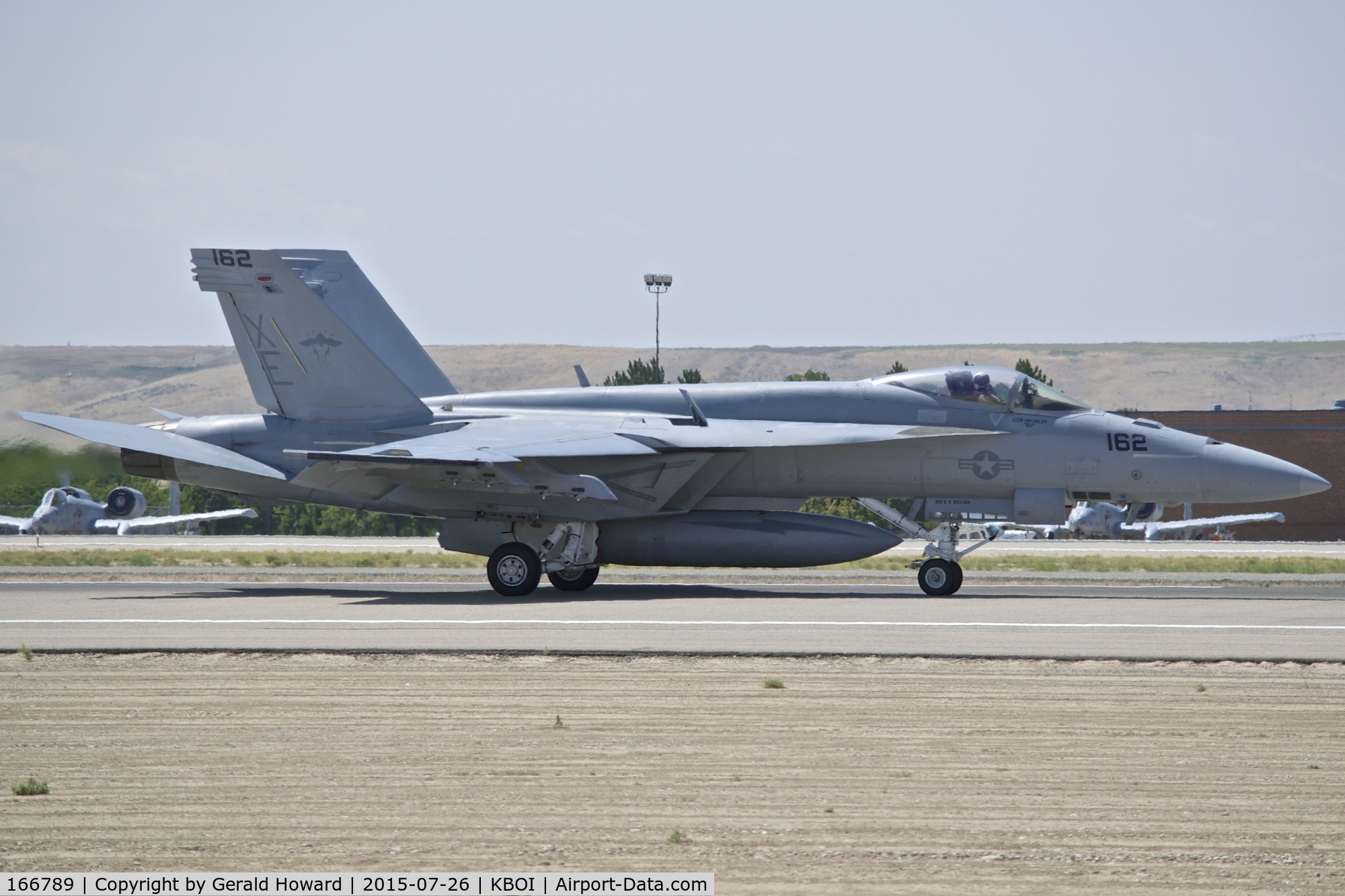 166789, Boeing F/A-18E Super Hornet C/N E135, Landing RWY 28R. VX-9 