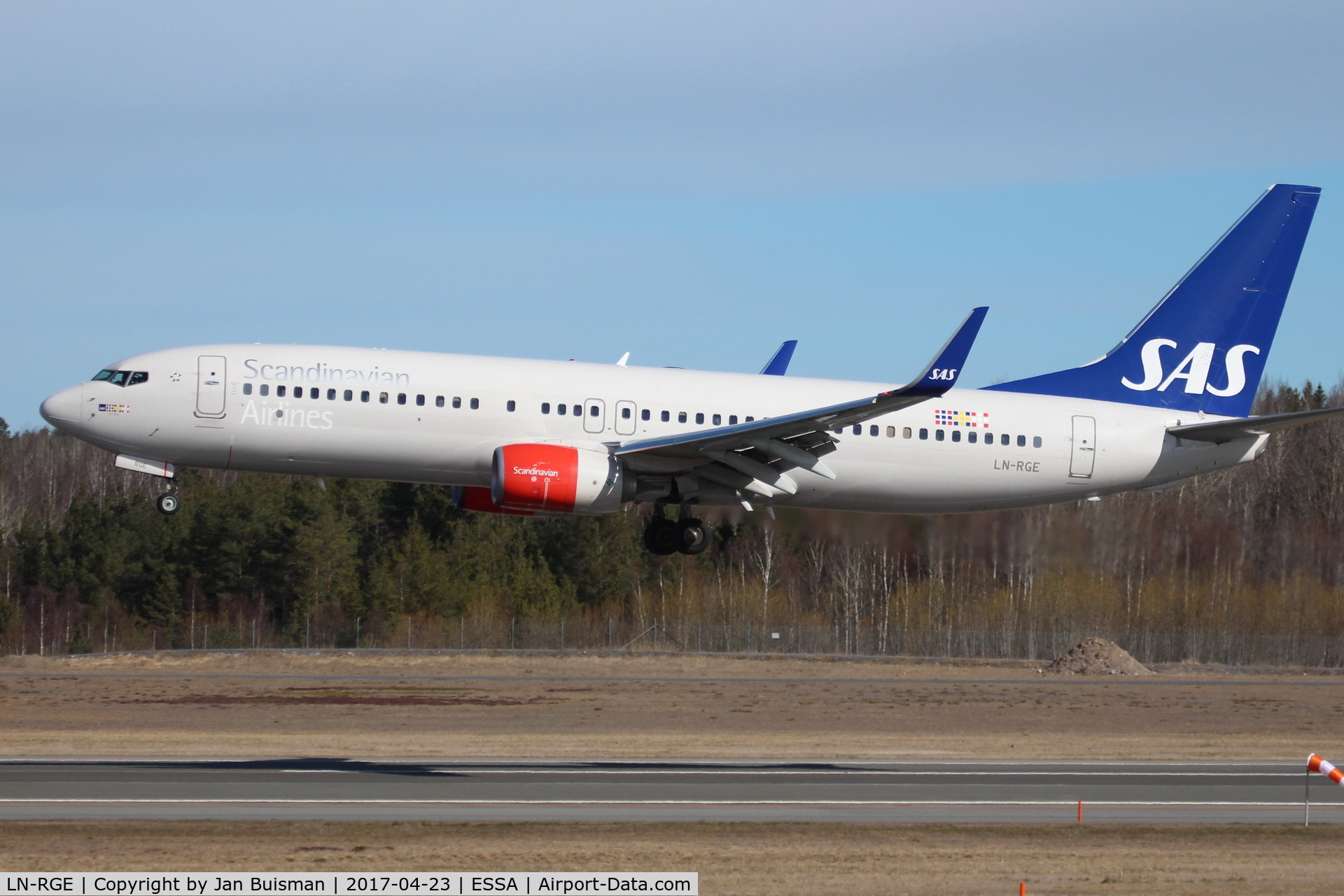 LN-RGE, 2013 Boeing 737-883 C/N 38037, SAS landing rwy 26