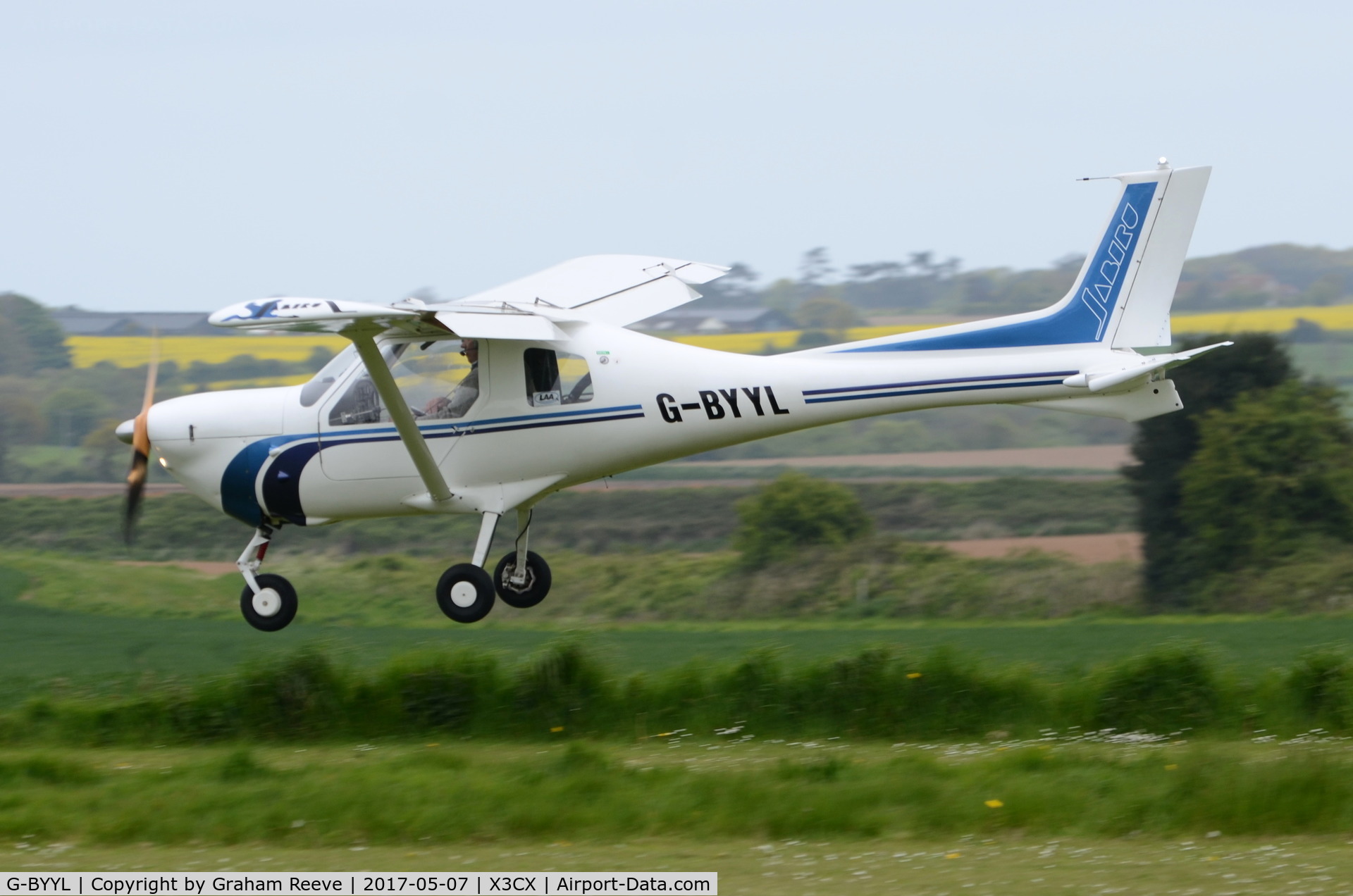 G-BYYL, 2000 Jabiru UL-450 C/N PFA 274A-13480, Landing at Northrepps.