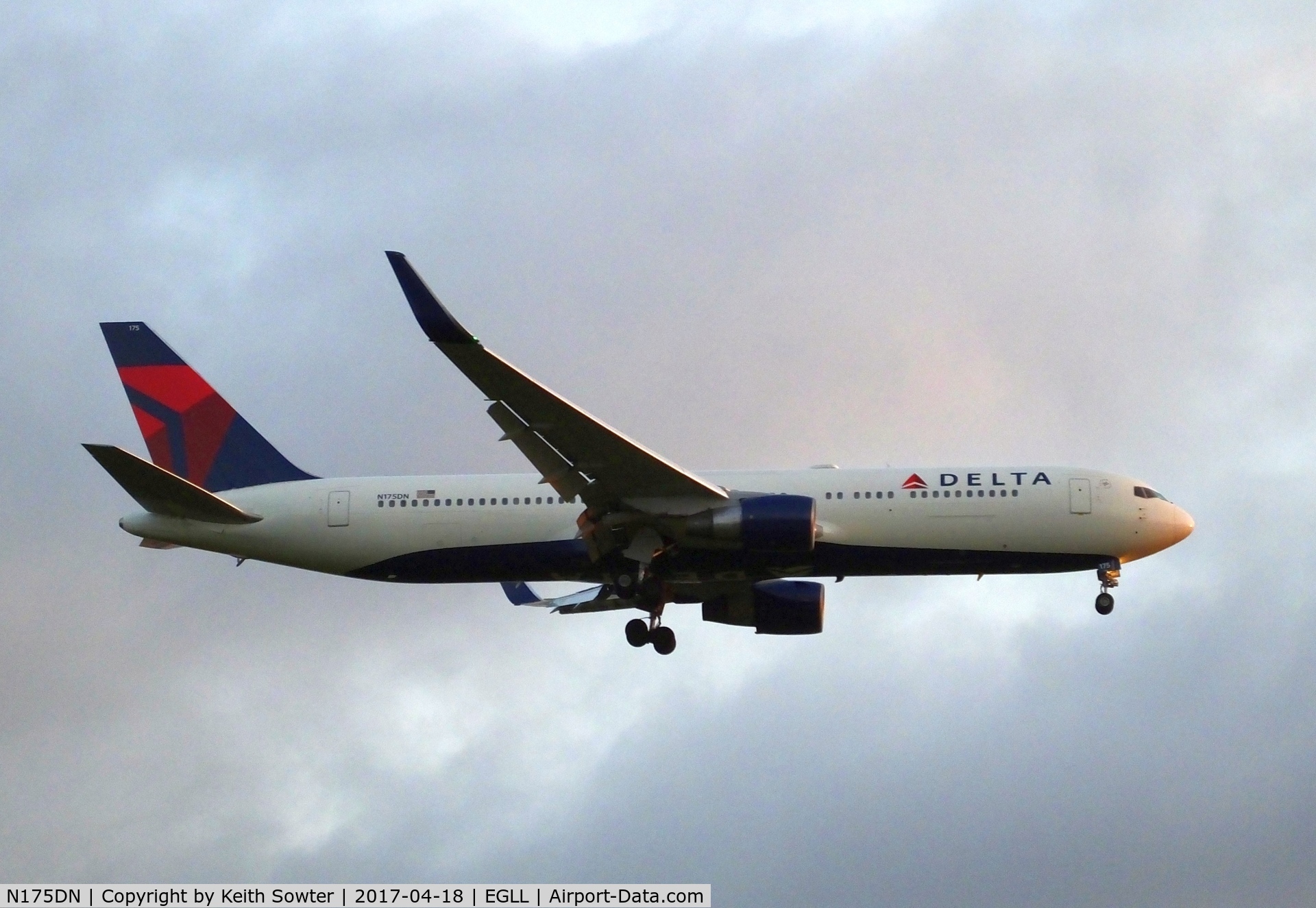 N175DN, 1990 Boeing 767-332 C/N 24803, Short finals to land Heathrow 09L