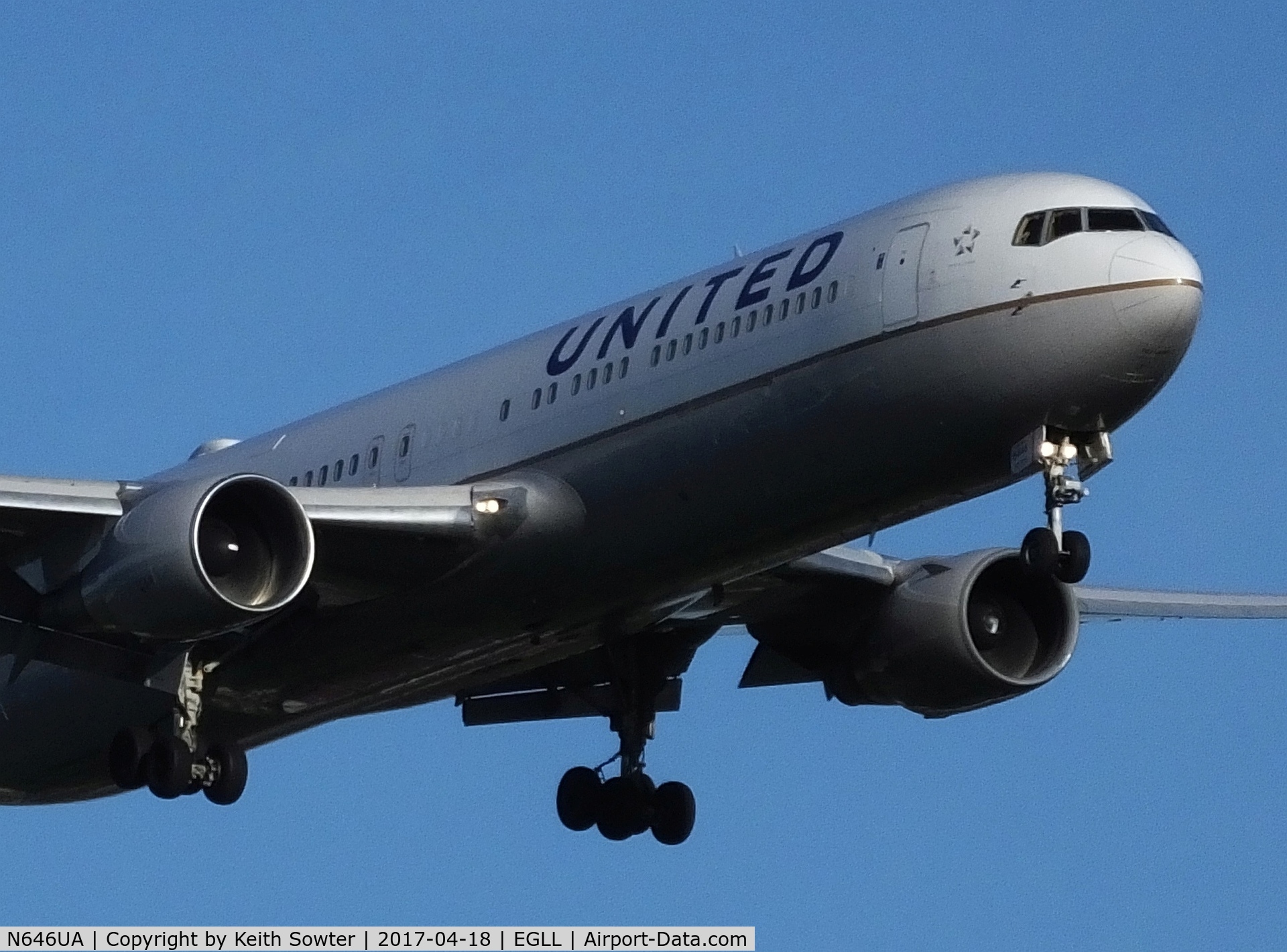 N646UA, 1992 Boeing 767-322/ER C/N 25283, Short finals to land Heathrow 09L