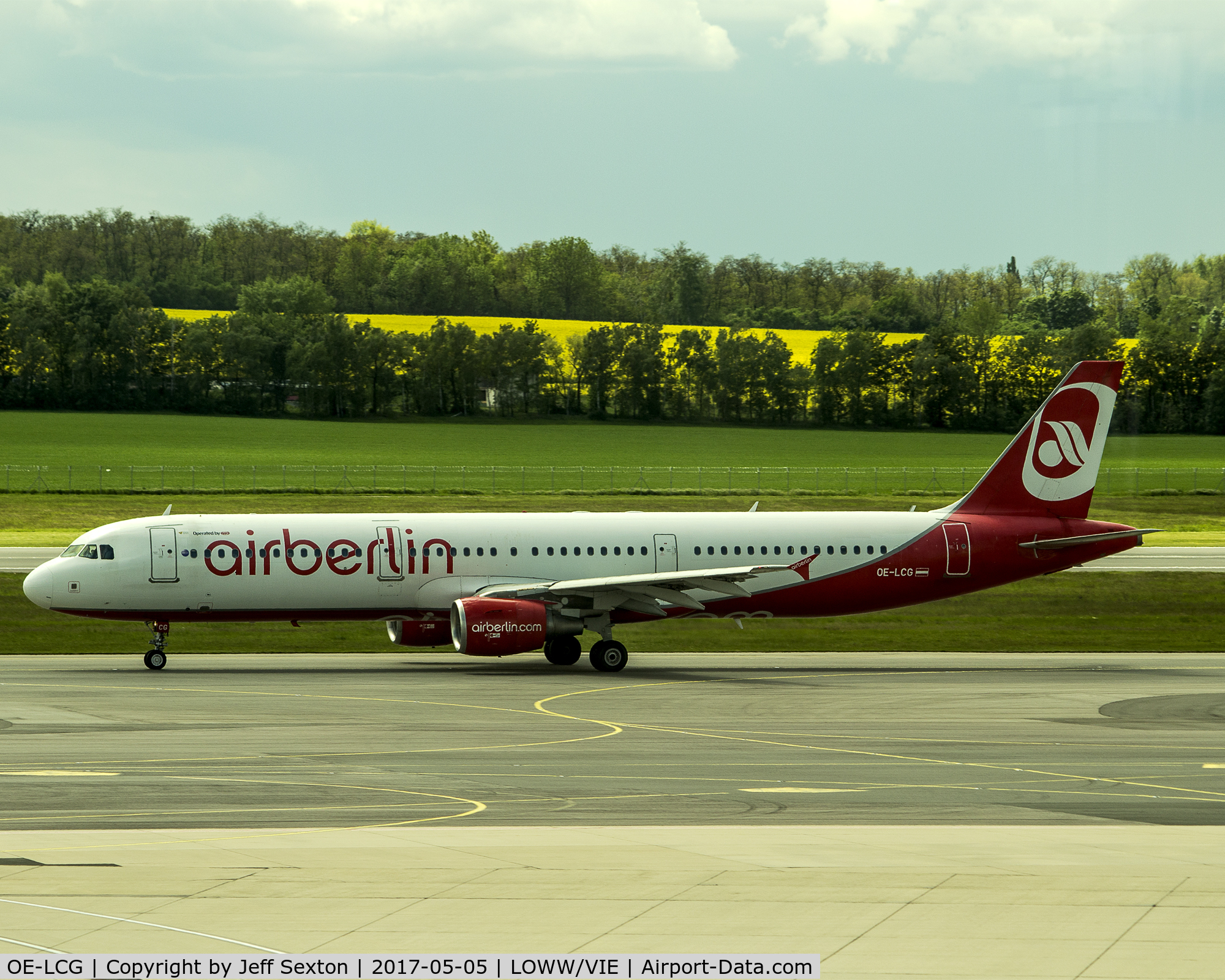OE-LCG, 2003 Airbus A321-211 C/N 1988, Taxiing at VIE