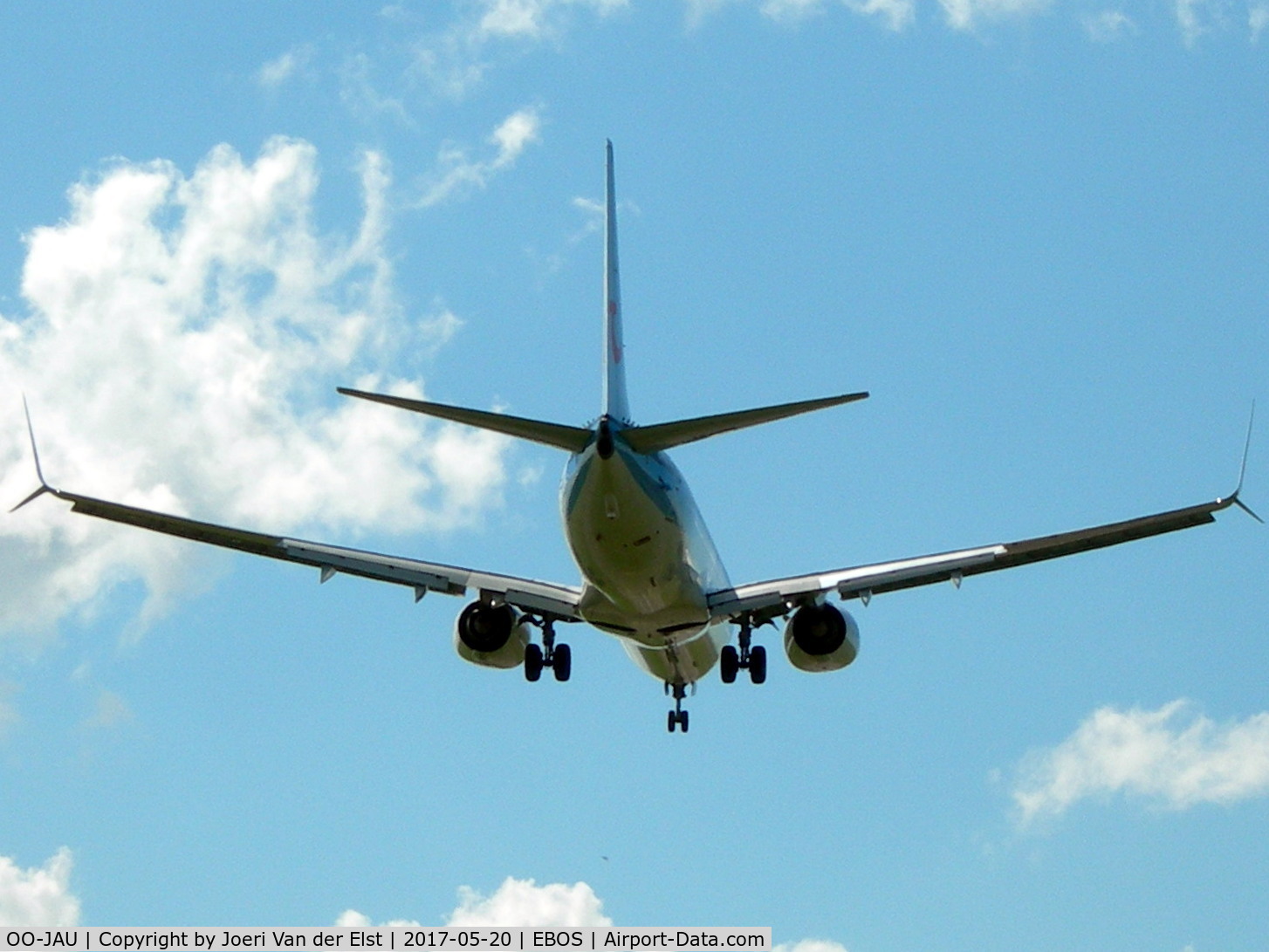 OO-JAU, 2013 Boeing 737-8K5 C/N 37250, Moments before touchdown rwy 26