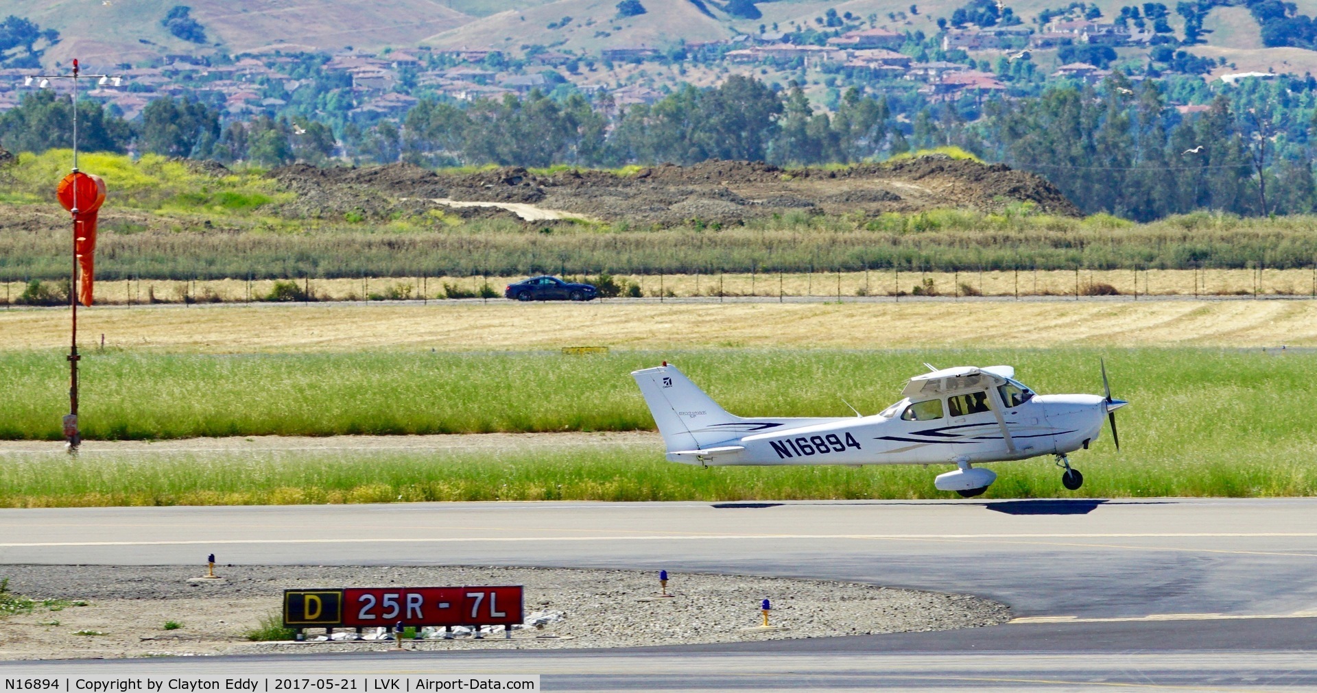 N16894, 2007 Cessna 172S C/N 172S10615, Livermore Airport California 2017.