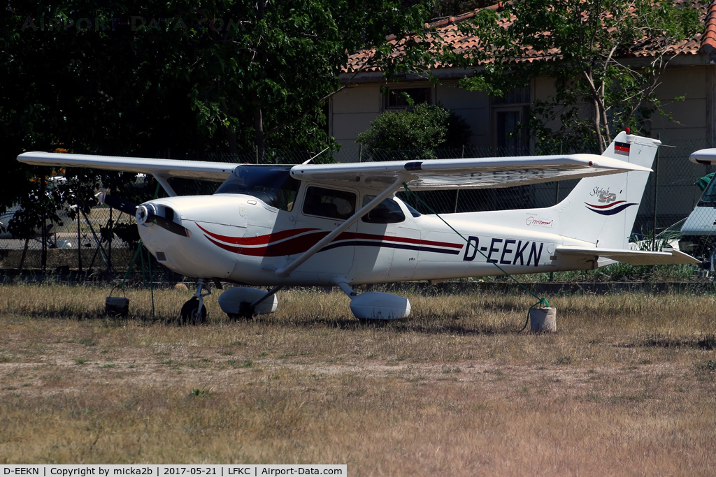 D-EEKN, 1999 Cessna 172S C/N 172S8308, Parked