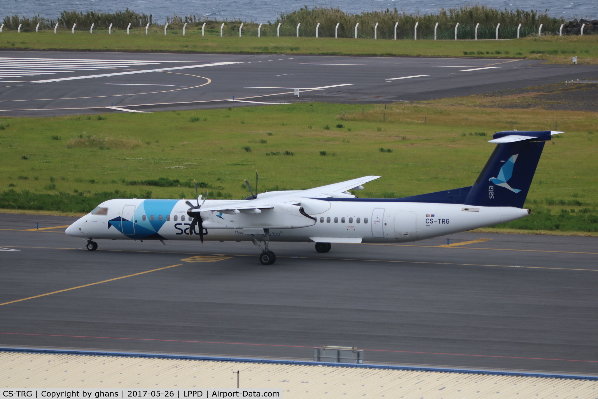 CS-TRG, 2010 Bombardier DHC-8-402 Dash 8 C/N 4298, Taxiing to rw 30