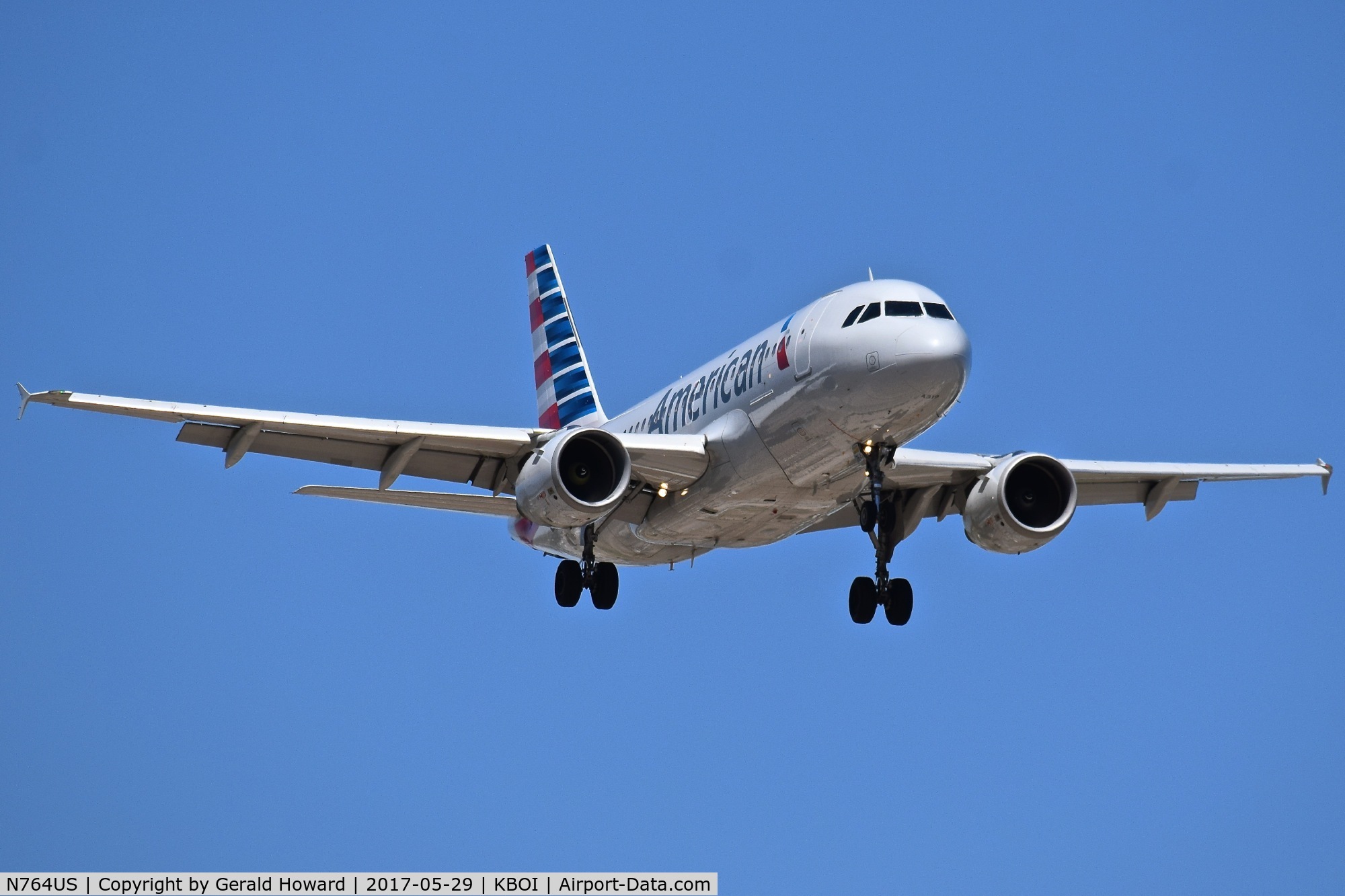 N764US, 2000 Airbus A319-112 C/N 1369, On approach for RWY 10L.