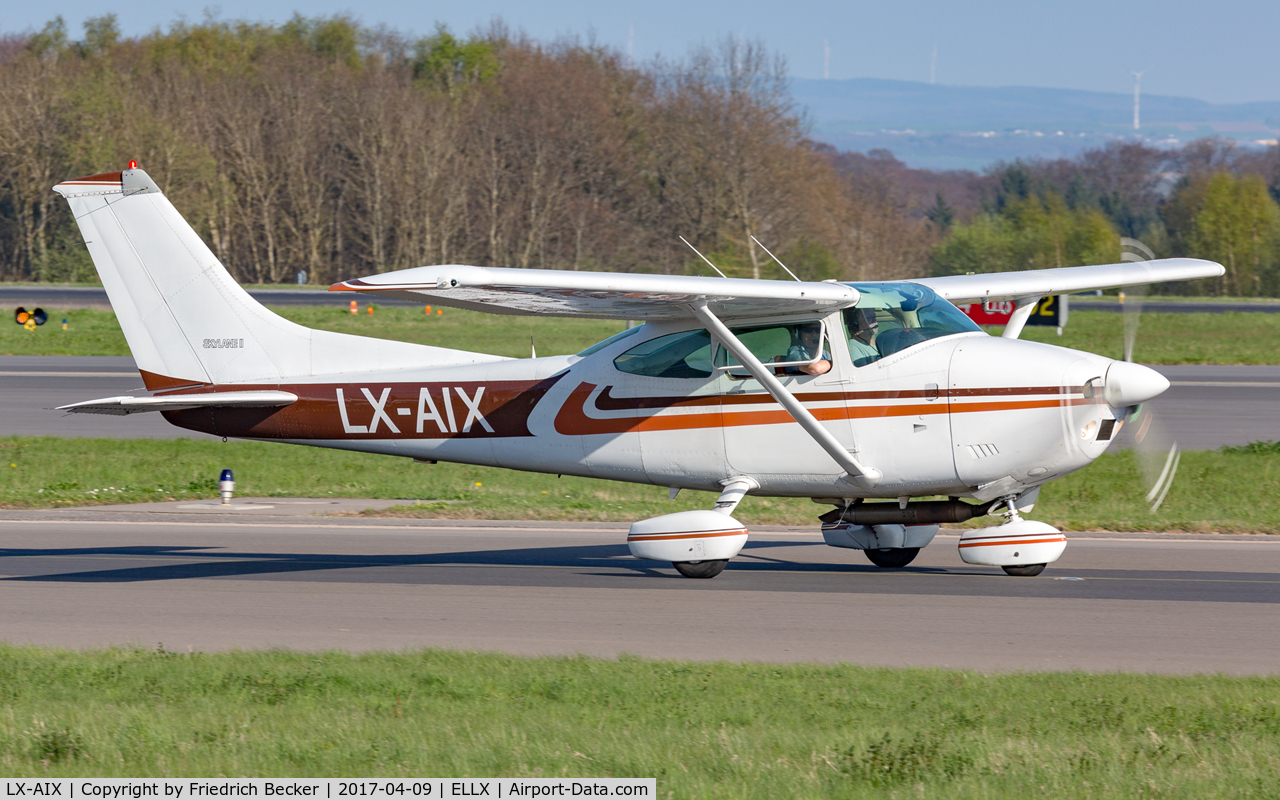 LX-AIX, Cessna 182Q Skylane C/N 18266403, taxying to the apron