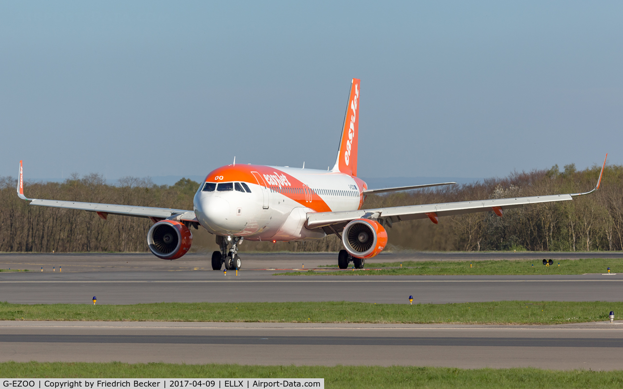 G-EZOO, 2015 Airbus A320-214 C/N 6606, taxying to the gate