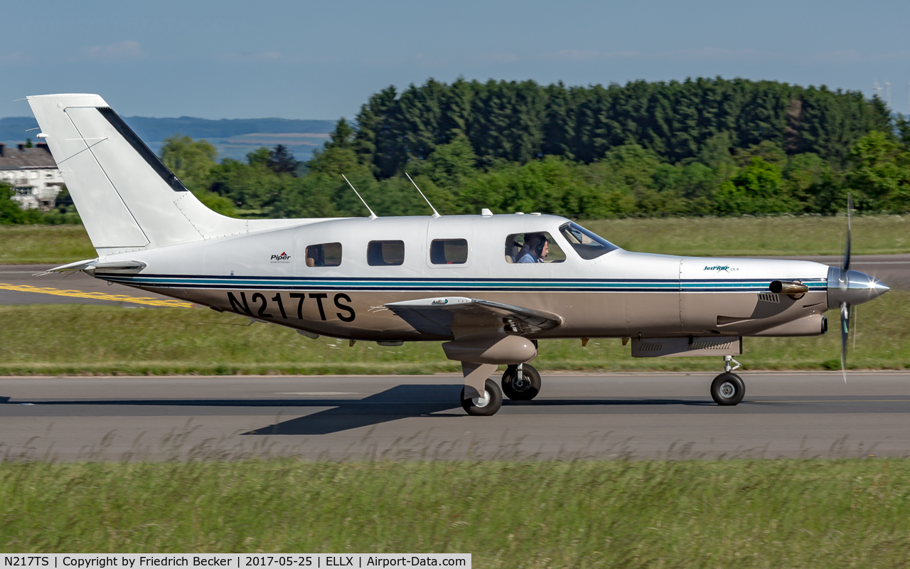 N217TS, Piper PA-46-350P JetPROP DLX Malibu Mirage C/N 4636144, taxying to the active