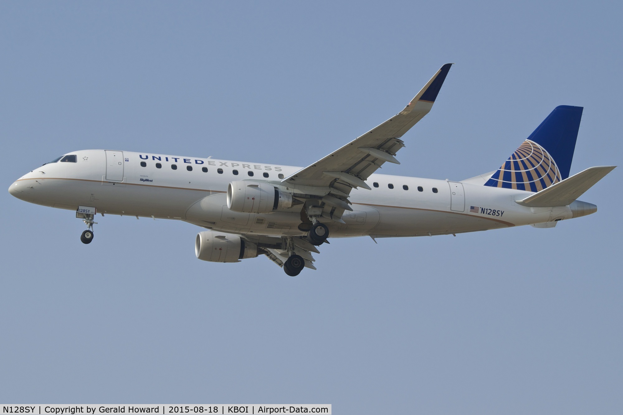 N128SY, 2014 Embraer 175LR (ERJ-170-200LR) C/N 17000445, Landing RWY 10L.