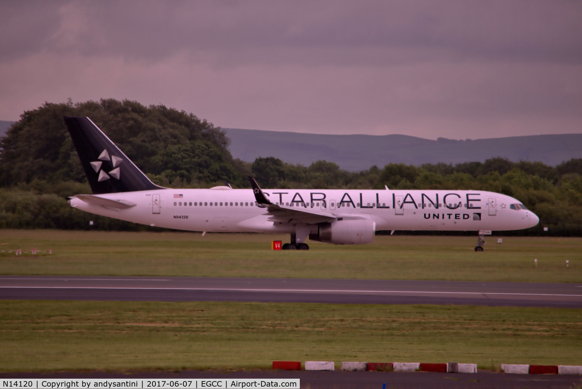 N14120, 1997 Boeing 757-224 C/N 27562, heading for runway 23L for take off