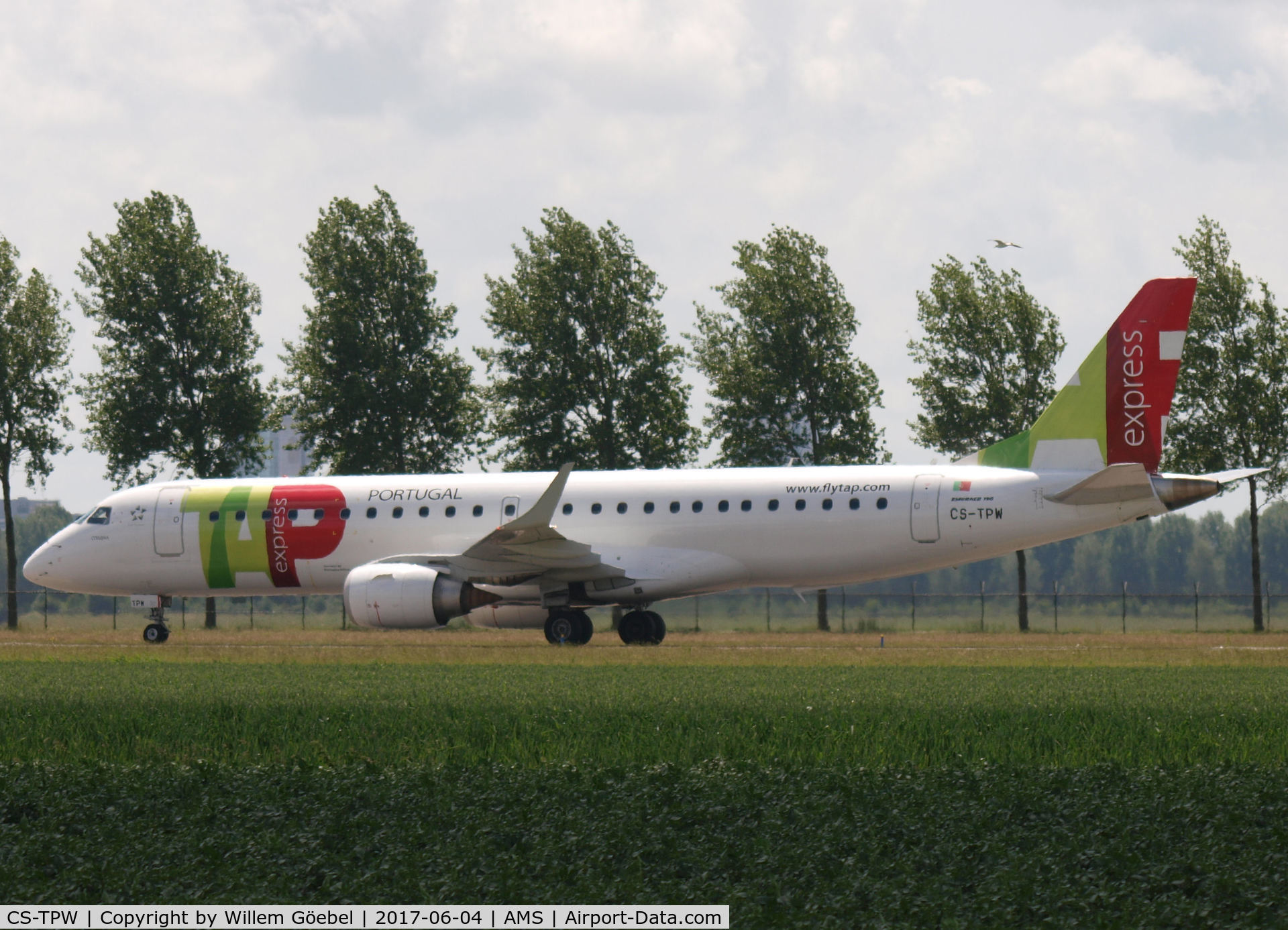 CS-TPW, 2012 Embraer 190LR (ERJ-190-100LR) C/N 19000550, Taxi to te gate on Amsterdam Schiphol Airport