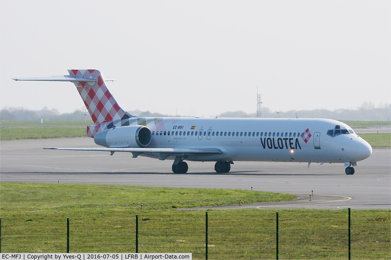 EC-MFJ, 2000 Boeing 717-2CM C/N 55060, Boeing 717-2CM, Taxiing to boarding area, Brest-Bretagne airport (LFRB-BES)