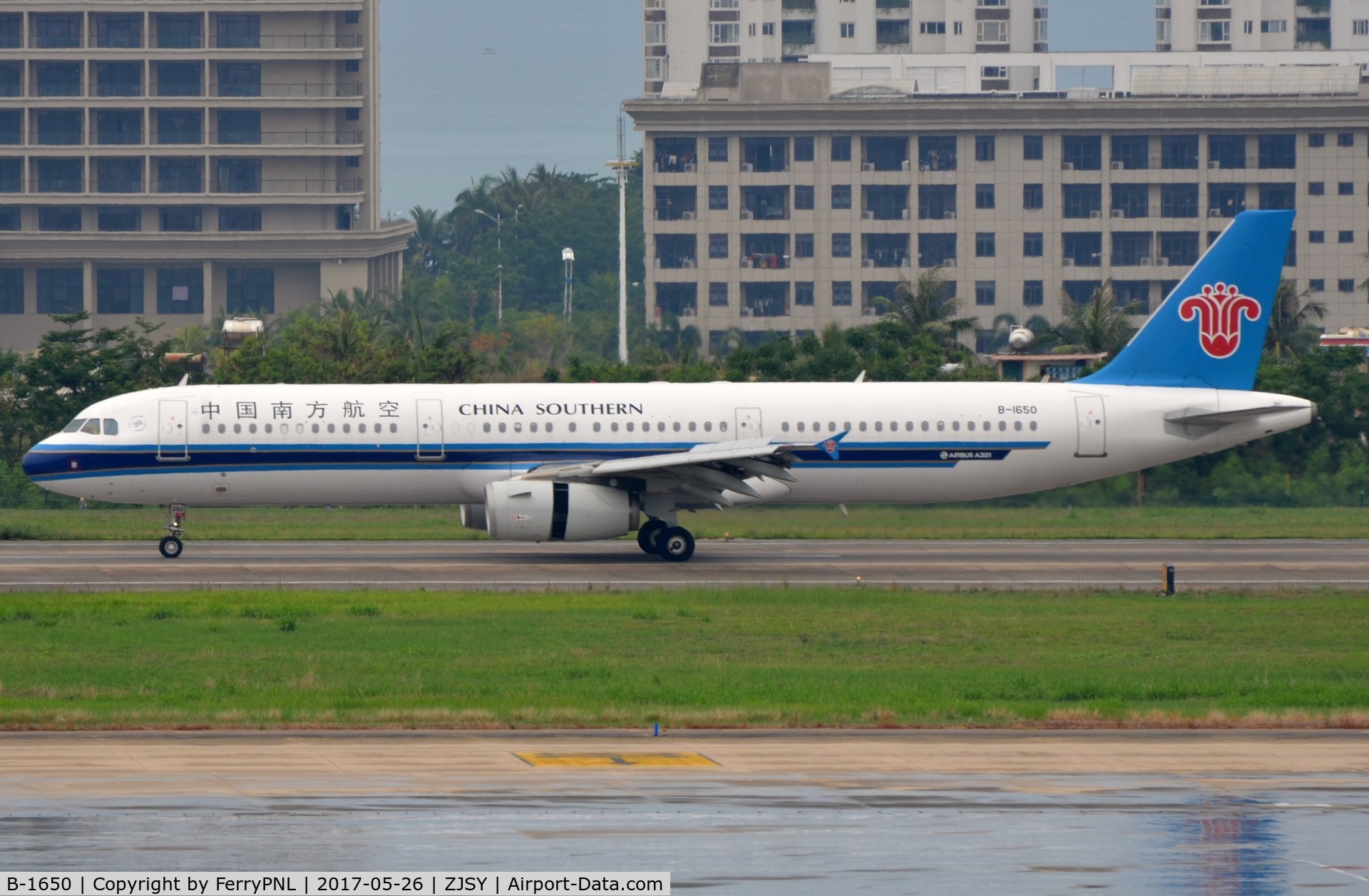 B-1650, 2015 Airbus A321-231 C/N 6556, China Southern A321 arriving