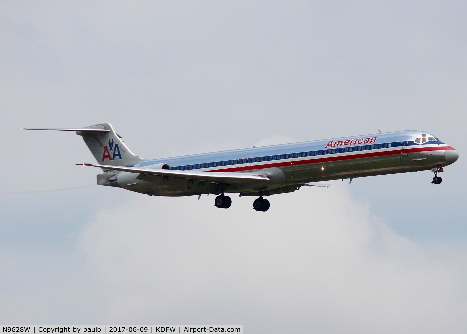 N9628W, 1998 McDonnell Douglas MD-83 (DC-9-83) C/N 53598, At DFW.