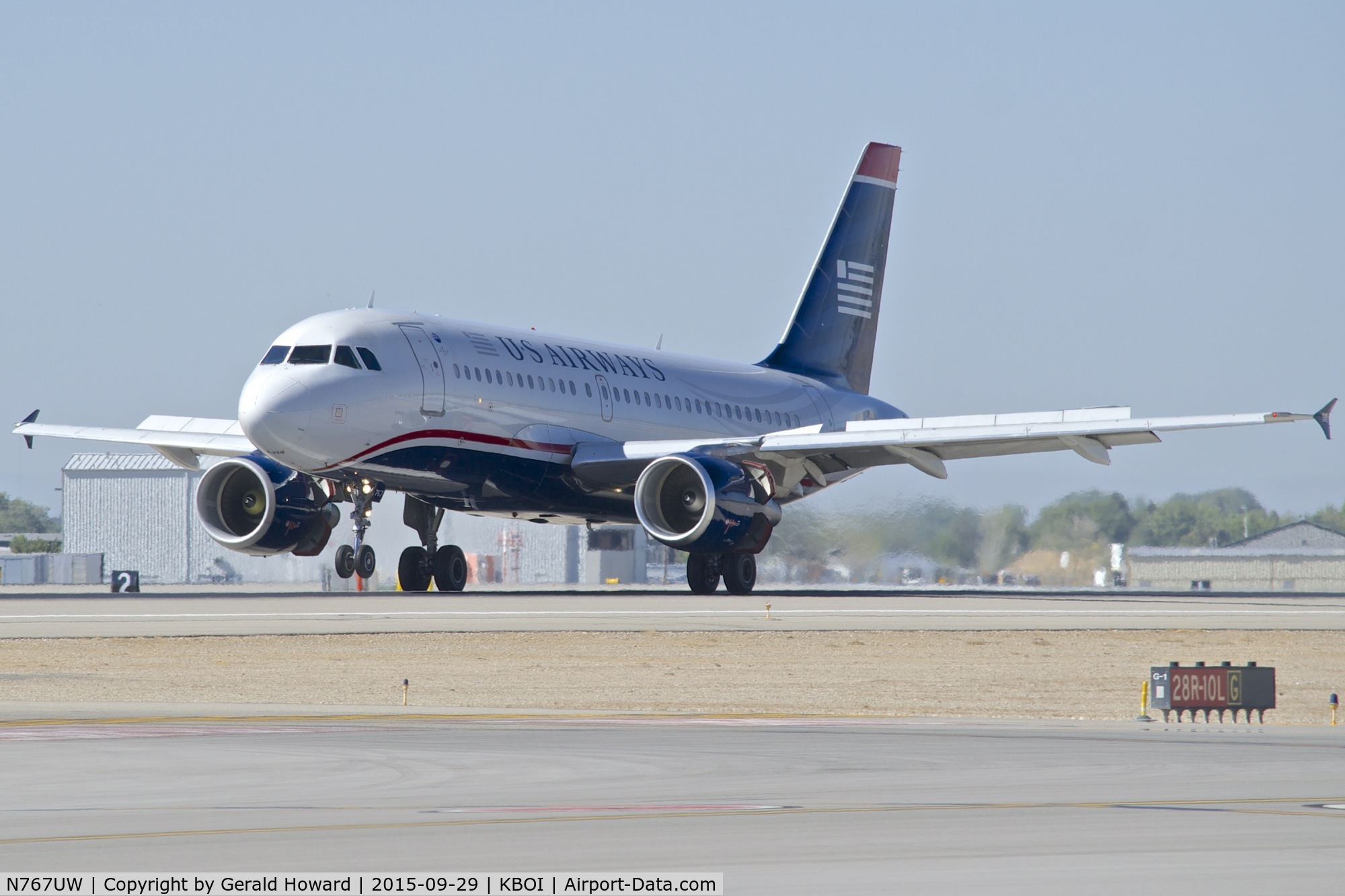 N767UW, 2000 Airbus A319-112 C/N 1382, Landing RWY 10L. Reverse thrusters out before the nose wheel is down.