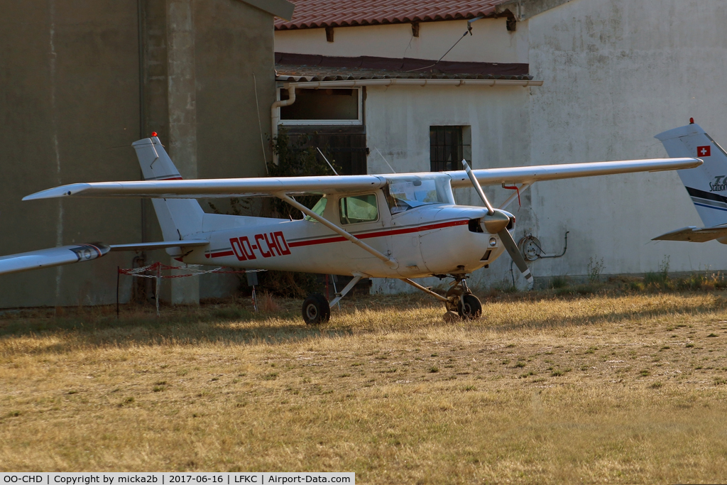 OO-CHD, Cessna 150M C/N 15076554, Parked