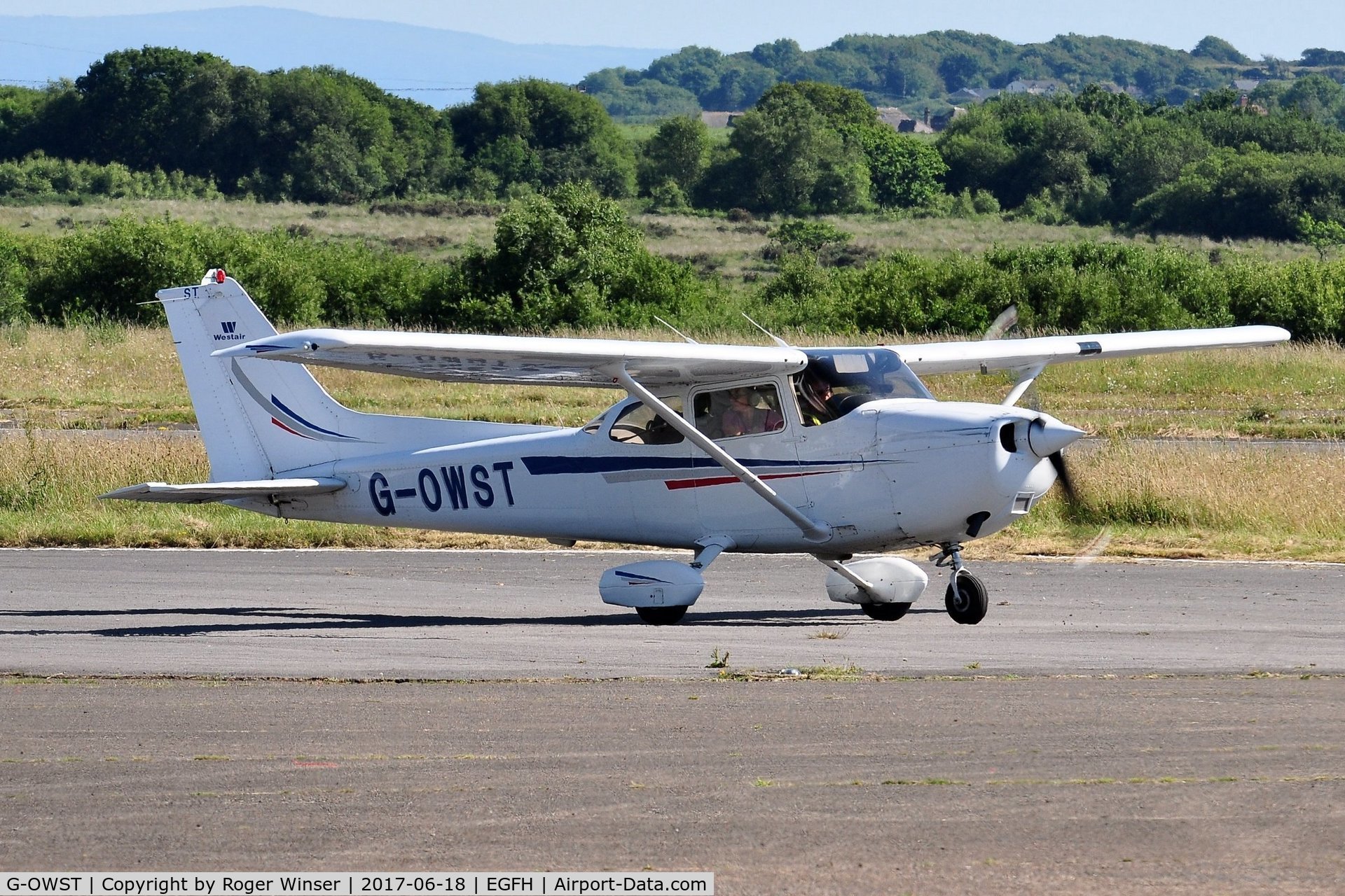 G-OWST, 1999 Cessna 172S C/N 172S-8163, Visiting Cessna Skyhawk.