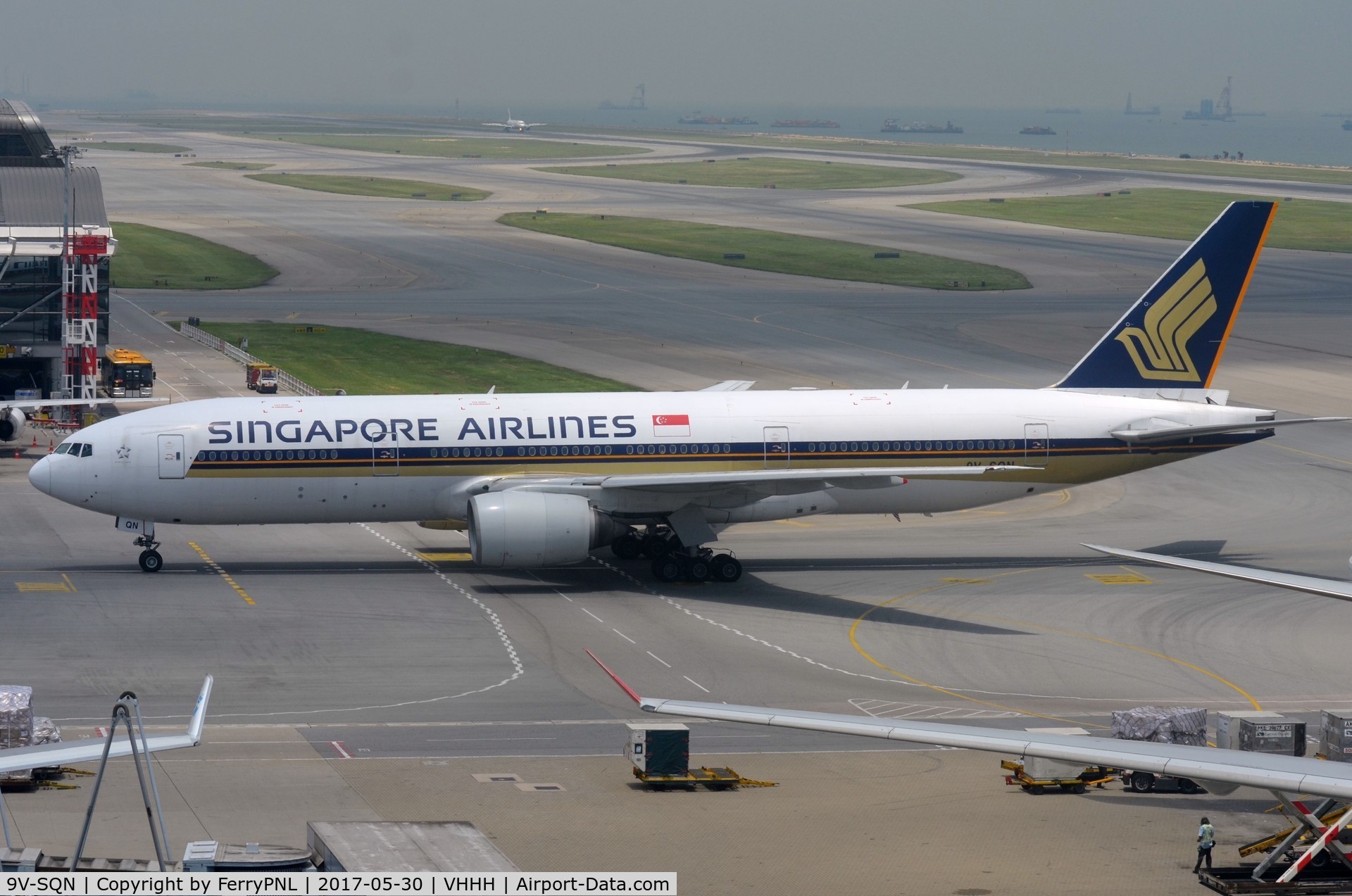 9V-SQN, 2004 Boeing 777-212/ER C/N 33373, Singapore B772 finding its way to the gate.
