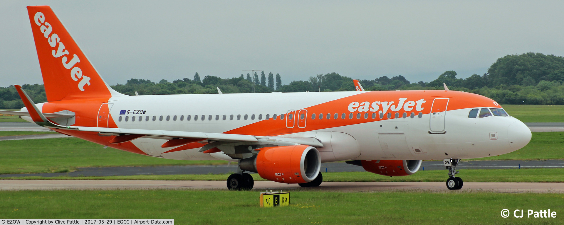 G-EZOW, 2015 Airbus A320-214 C/N 6834, In action at Manchester EGCC