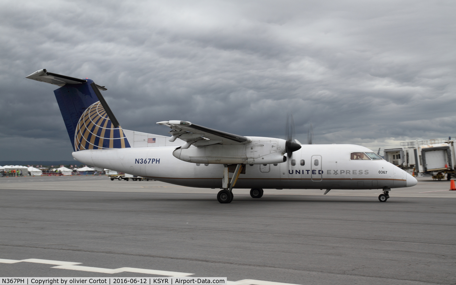 N367PH, 1998 Bombardier DHC-8-202 Dash 8 C/N 511, arriving at Syracuse airport