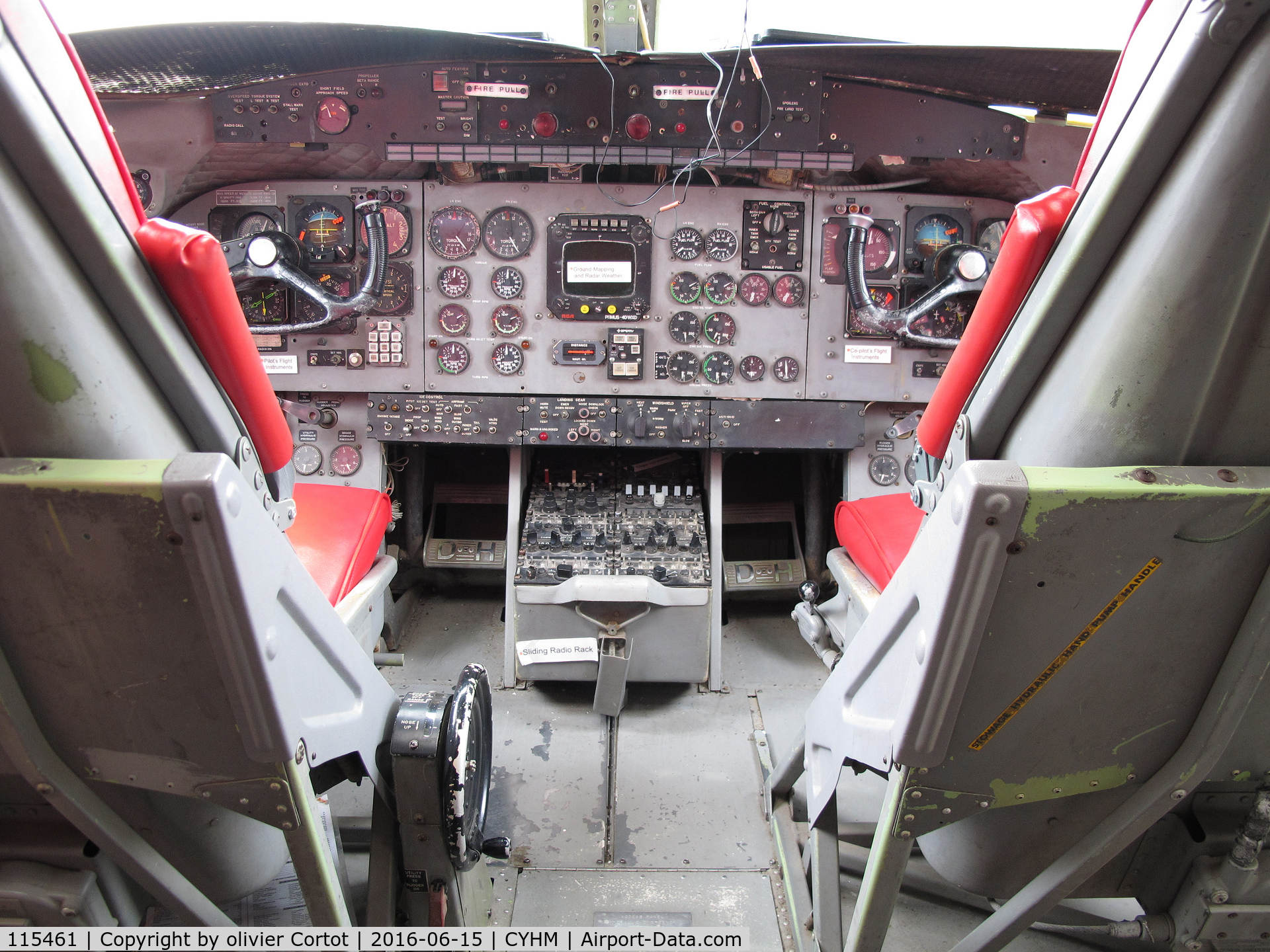 115461, De Havilland Canada CC-115 Buffalo C/N 85, the cockpit