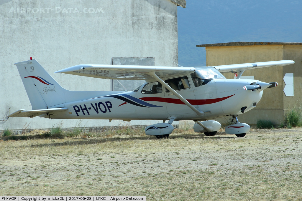 PH-VOP, 1999 Cessna 172R C/N 17280808, Parked