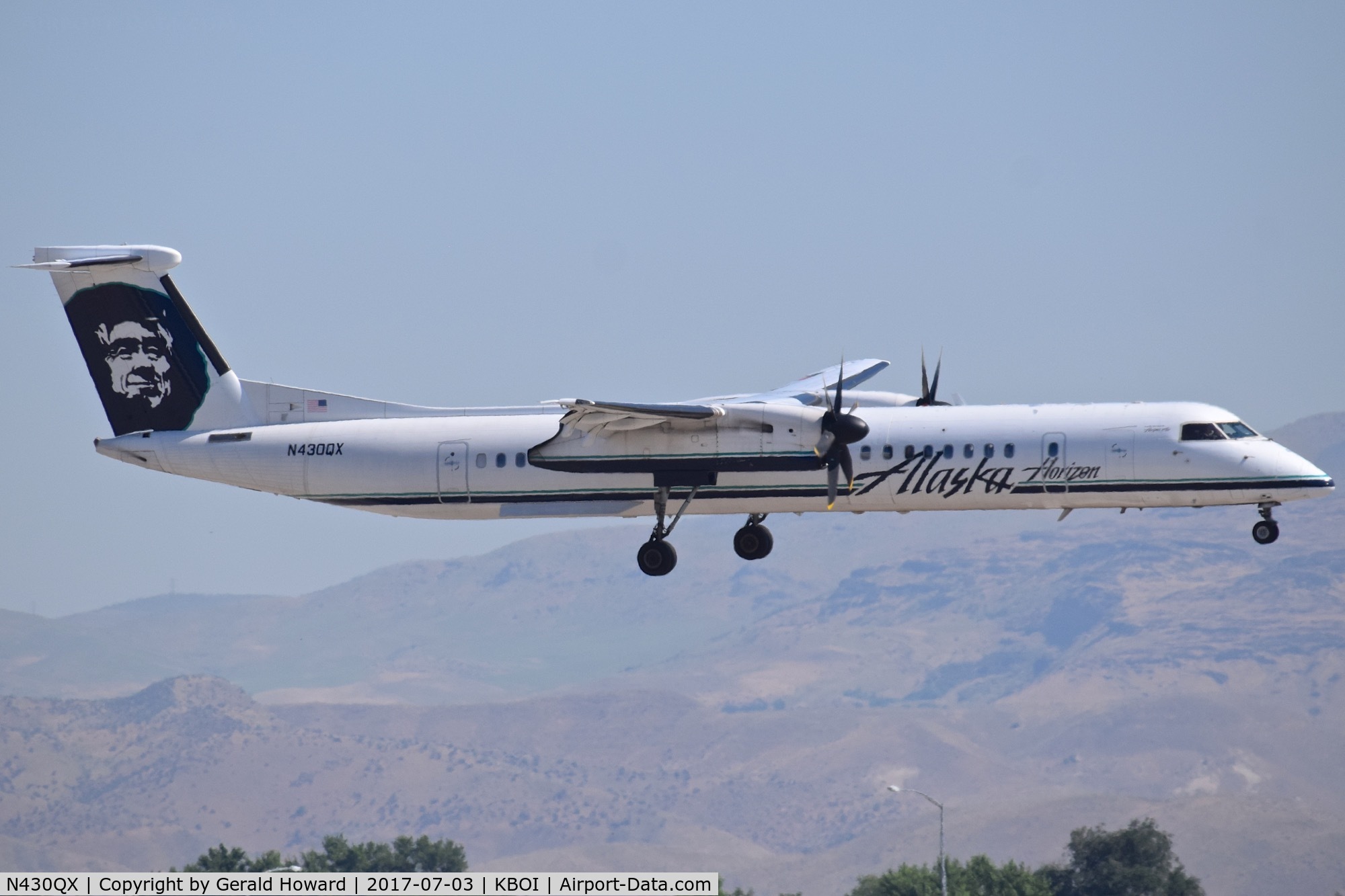 N430QX, 2007 Bombardier DHC-8-402 Dash 8 C/N 4163, Landing RWY 10R.