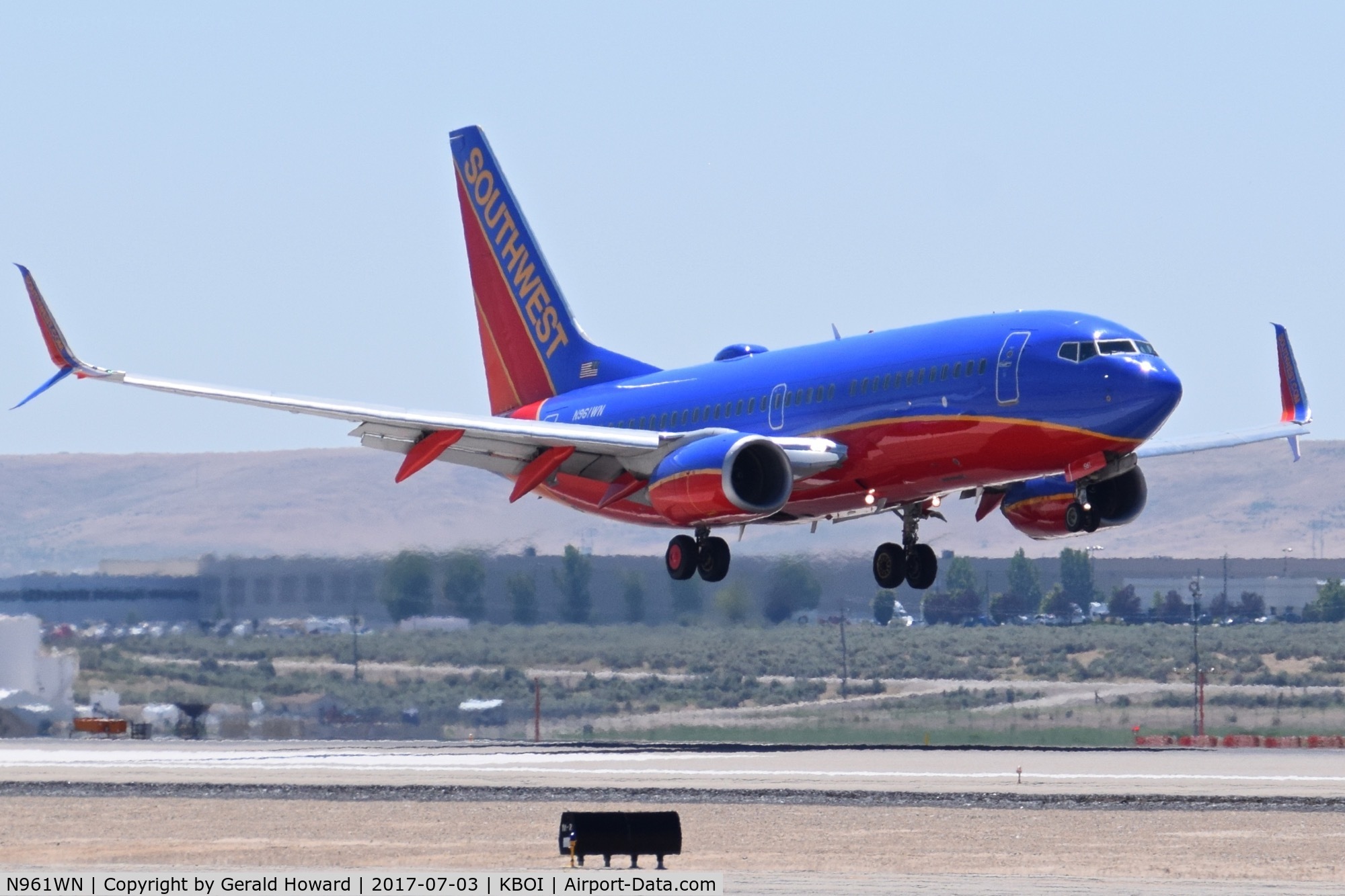 N961WN, 2011 Boeing 737-7H4 C/N 36962, Landing RWY 28R.