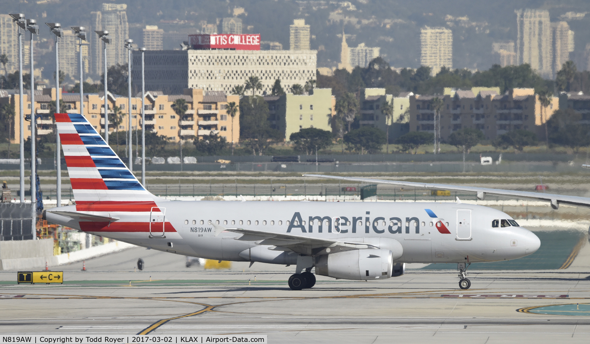 N819AW, 2000 Airbus A319-132 C/N 1395, Taxiing to gate at LAX