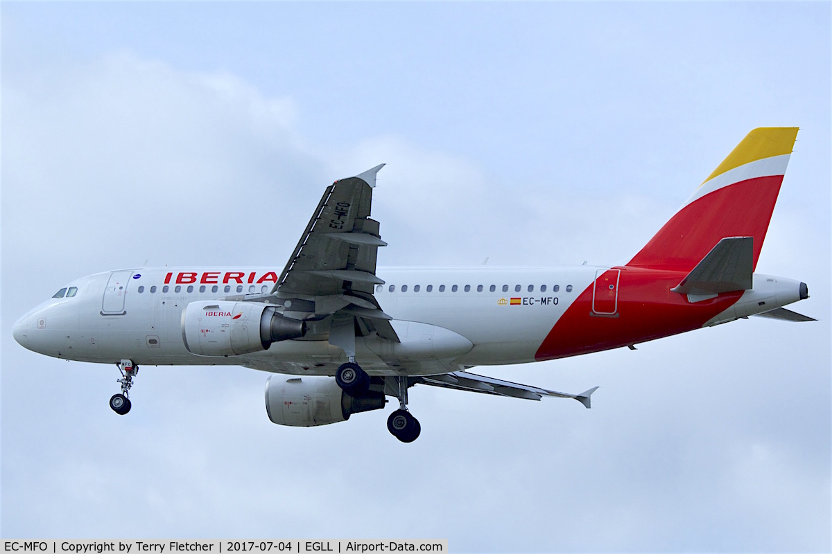 EC-MFO, 1999 Airbus A319-111 C/N 938, On approach to London Heathrow