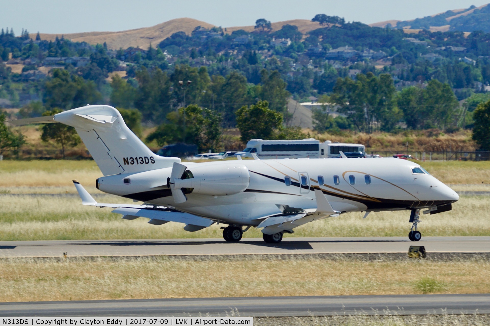 N313DS, 2007 Bombardier Challenger 300 (BD-100-1A10) C/N 20183, Livermore Airport California. 2017.