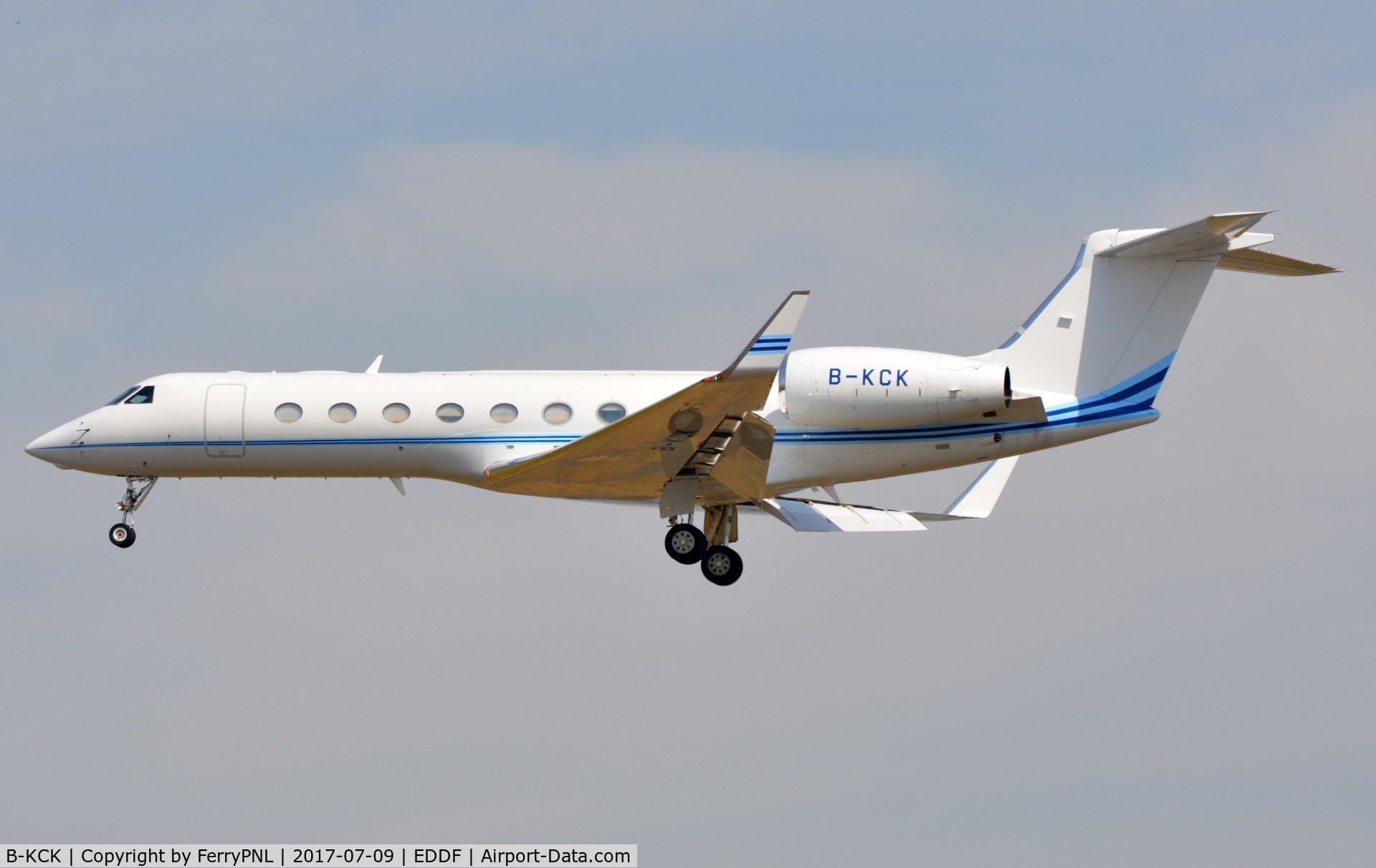 B-KCK, 2009 Gulfstream Aerospace GV-SP (G550) C/N 5228, Metrojet G550 arriving in FRA