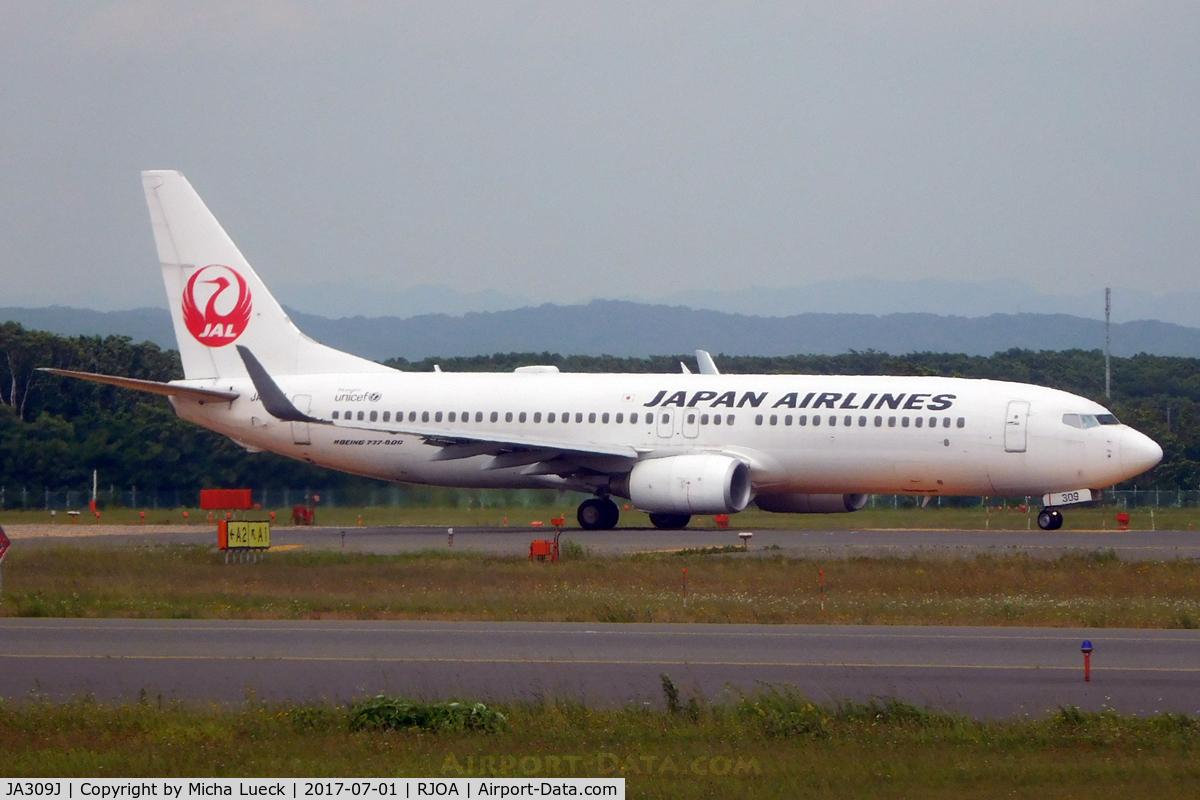 JA309J, 2008 Boeing 737-846 C/N 35338, At Hiroshima