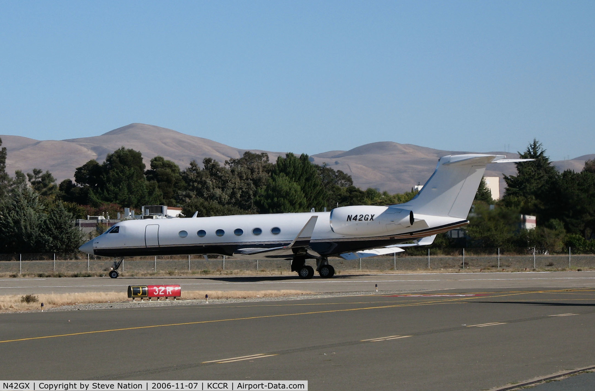 N42GX, 2001 Gulfstream Aerospace G-V C/N 628, BGHN Holdings, Palo Alto, CA 2001 Gulfstream Aerospace G-V lining up for takeoff @ Concord, CA (now N628BD with Hewlett Packard Corp, San Jose, CA)