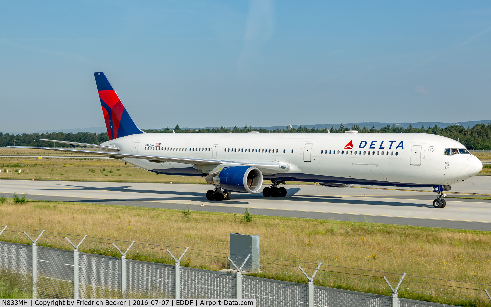 N833MH, 2000 Boeing 767-432/ER C/N 29706, taxying to the gate