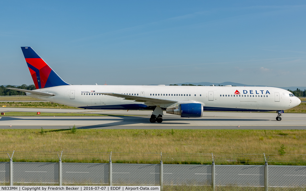 N833MH, 2000 Boeing 767-432/ER C/N 29706, taxying to the gate