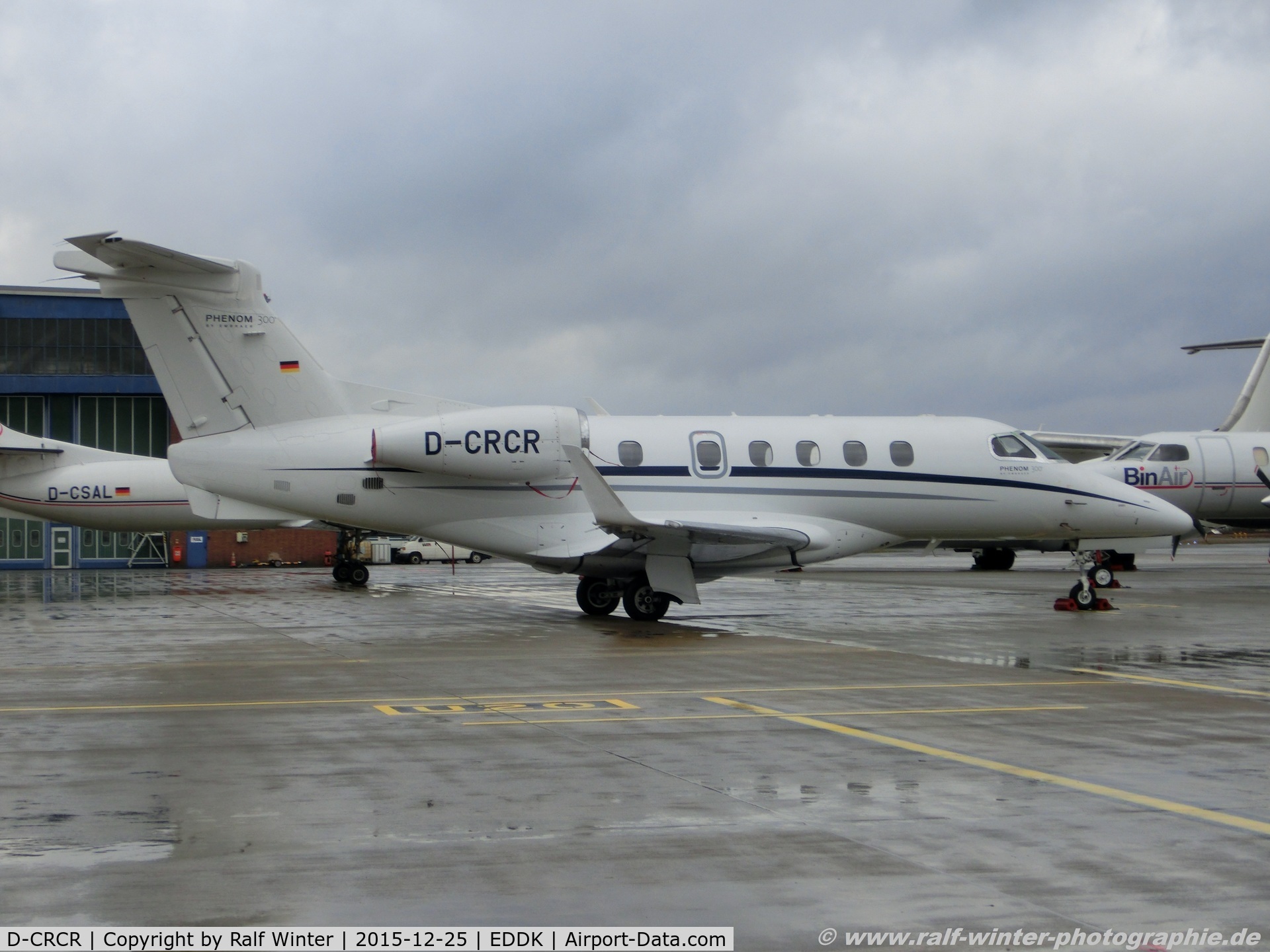 D-CRCR, 2011 Embraer EMB-505 Phenom 300 C/N 50500069, Embraer EMB-505 Phenom 300 - RH Flugdienst GmbH - 50500069 - D-CRCR - 25.12.2015 - CGN