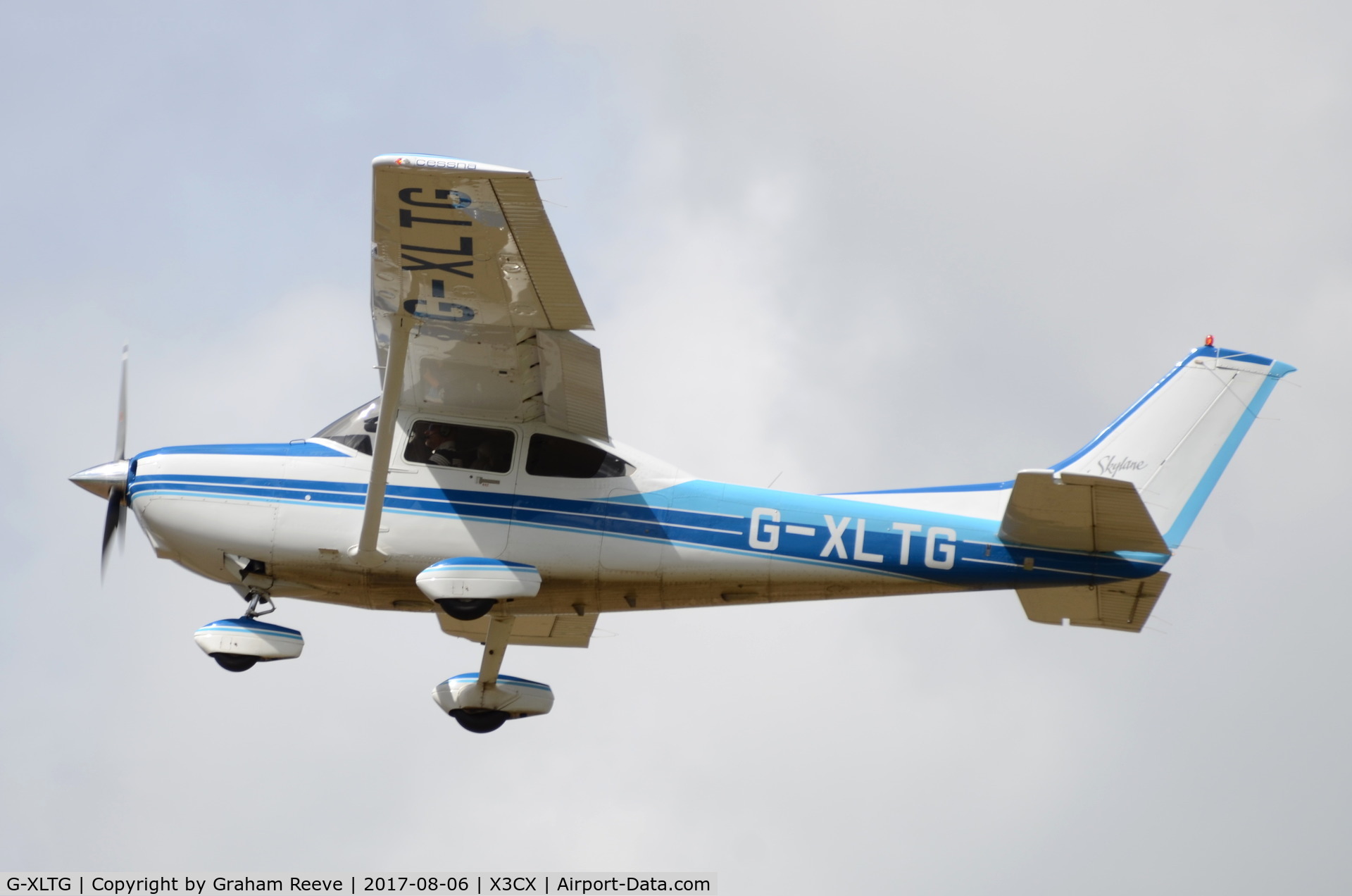 G-XLTG, 1998 Cessna 182S Skylane C/N 182-80234, Departing from Northrepps.