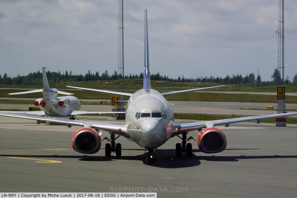 LN-RRY, 1998 Boeing 737-683 C/N 28297, At Gothenburg