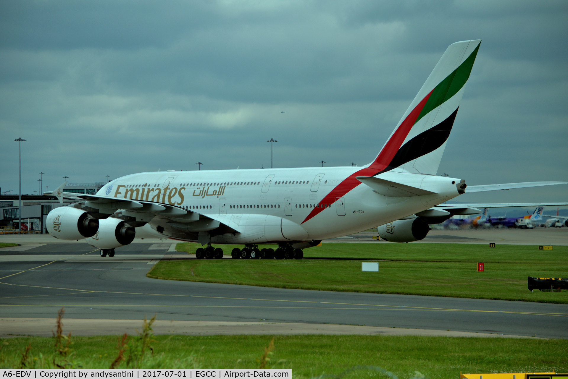 A6-EDV, 2011 Airbus A380-861 C/N 101, taxing in to its gate/stand egcc uk