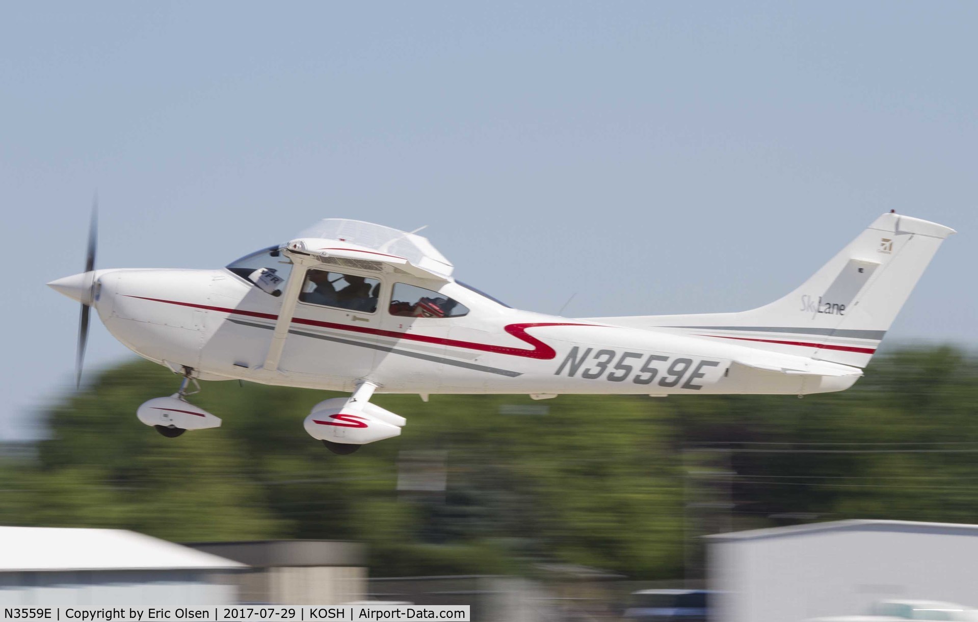 N3559E, 2001 Cessna 182T Skylane C/N 18281010, Departing Airventure