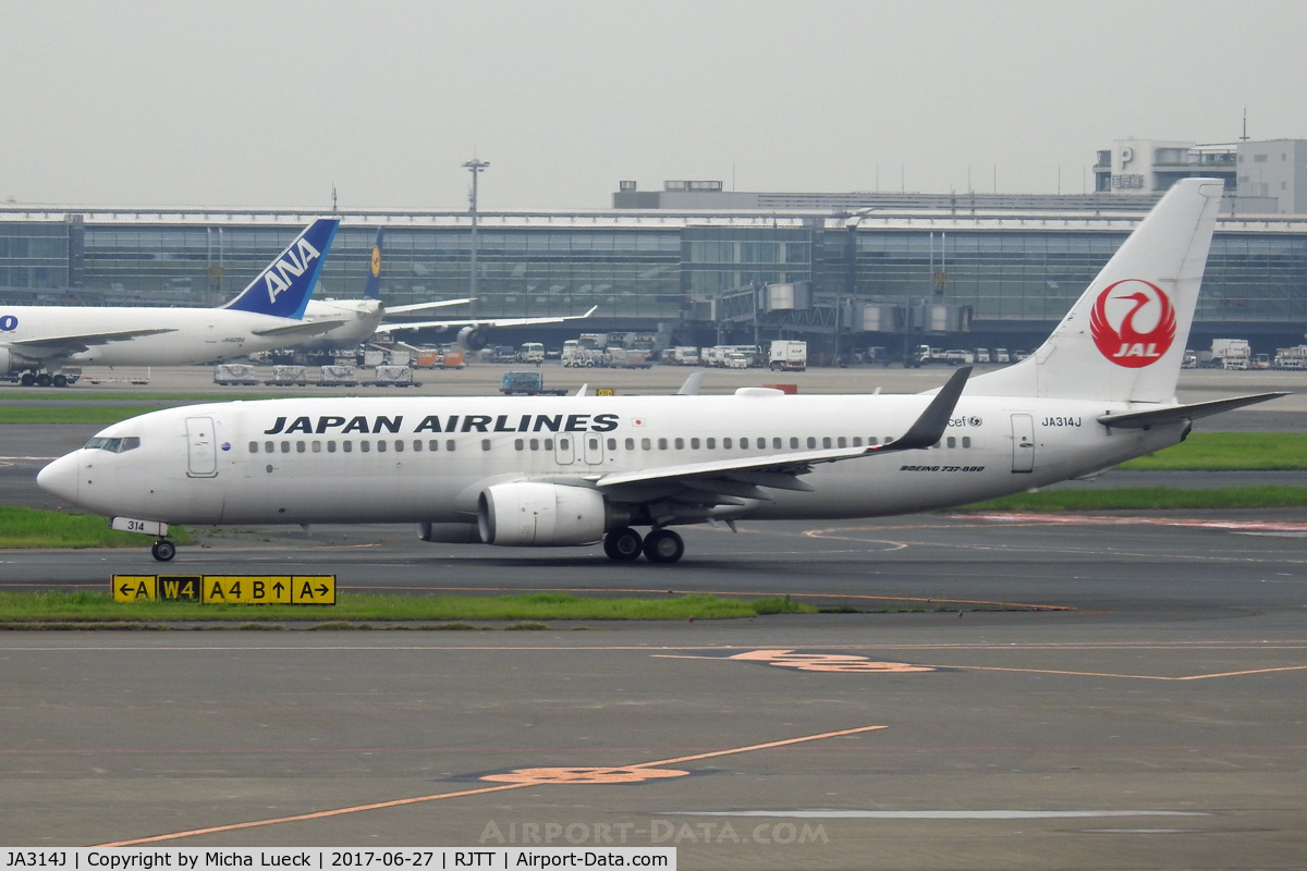 JA314J, 2008 Boeing 737-846 C/N 35343, At Haneda