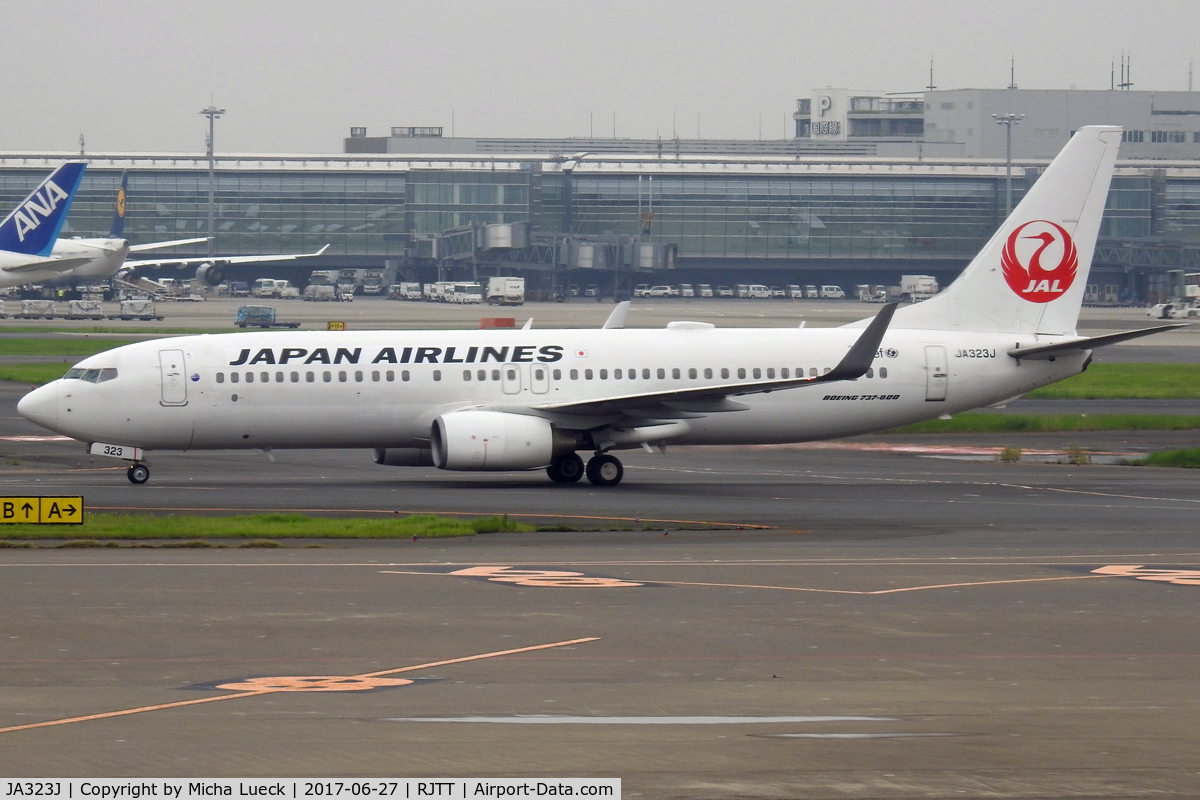 JA323J, 2009 Boeing 737-846 C/N 35352, At Haneda