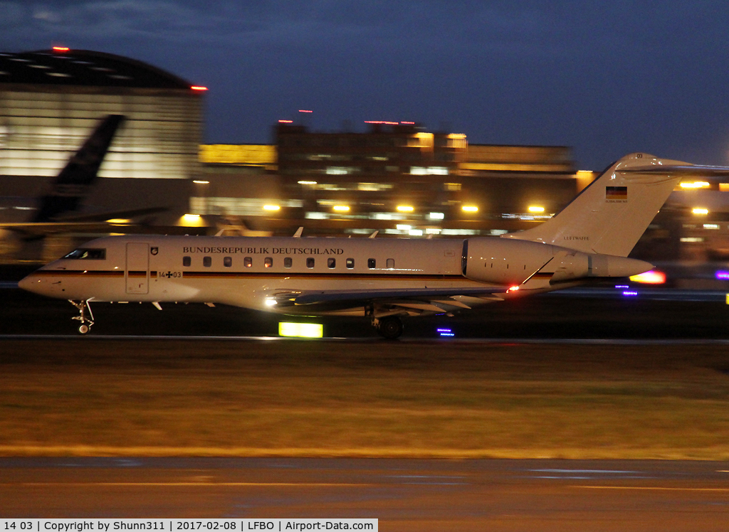 14 03, 2010 Bombardier BD-700-1A11 Global 5000 C/N 9411, Taxiing for departure...
