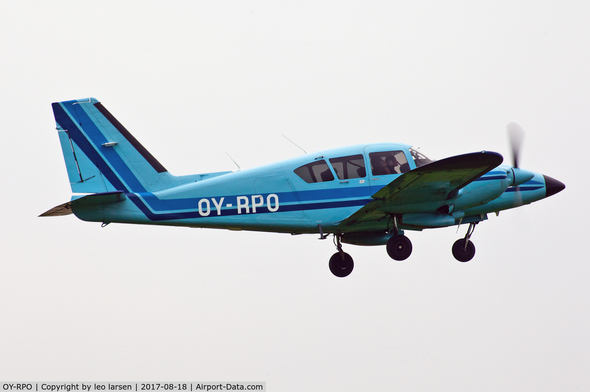 OY-RPO, 1975 Piper PA-23-250 Aztec C/N 27-7554144, Copenhagen kløvermarken 18.8.2017