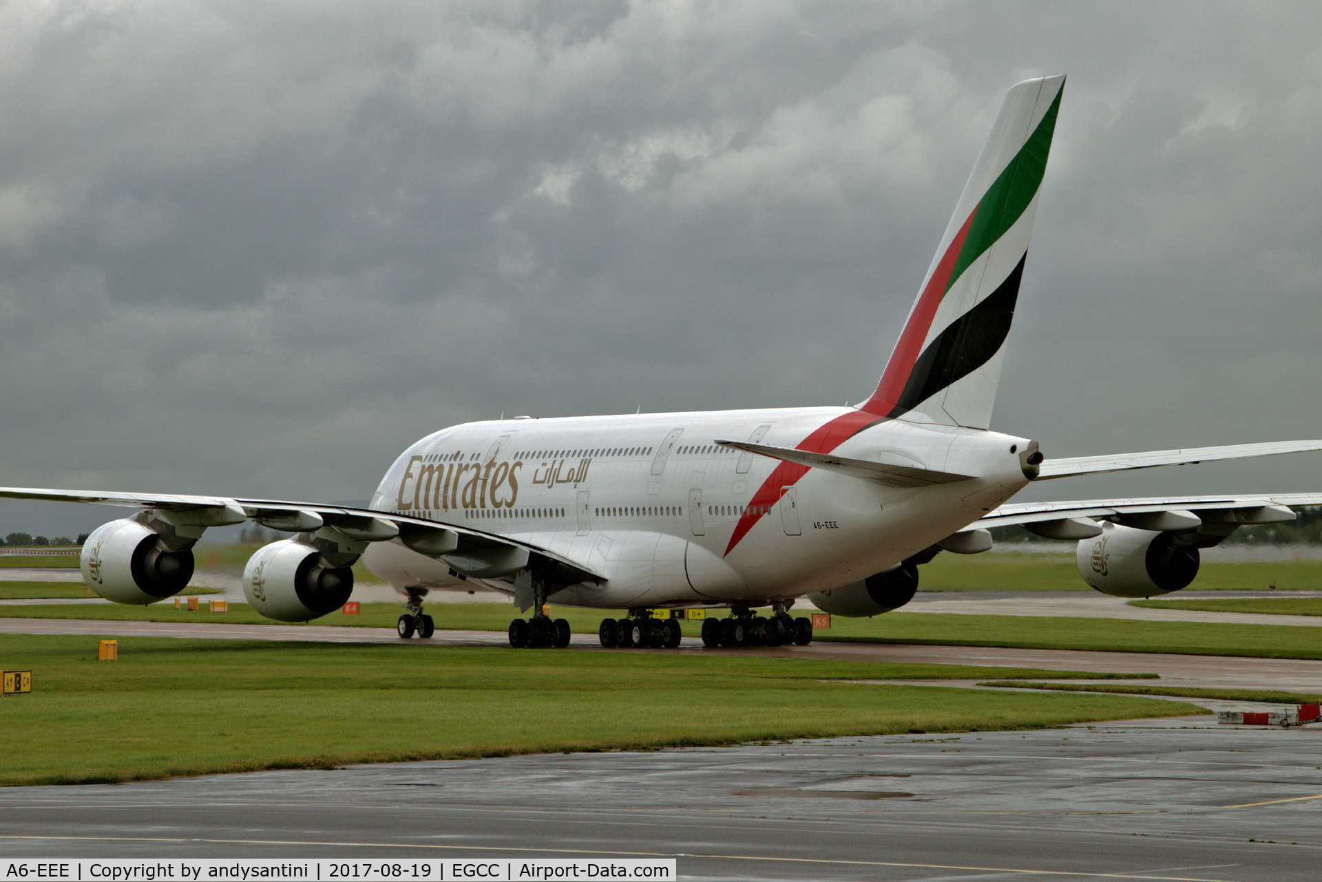 A6-EEE, 2012 Airbus A380-861 C/N 112, taxing in to its gate/stand