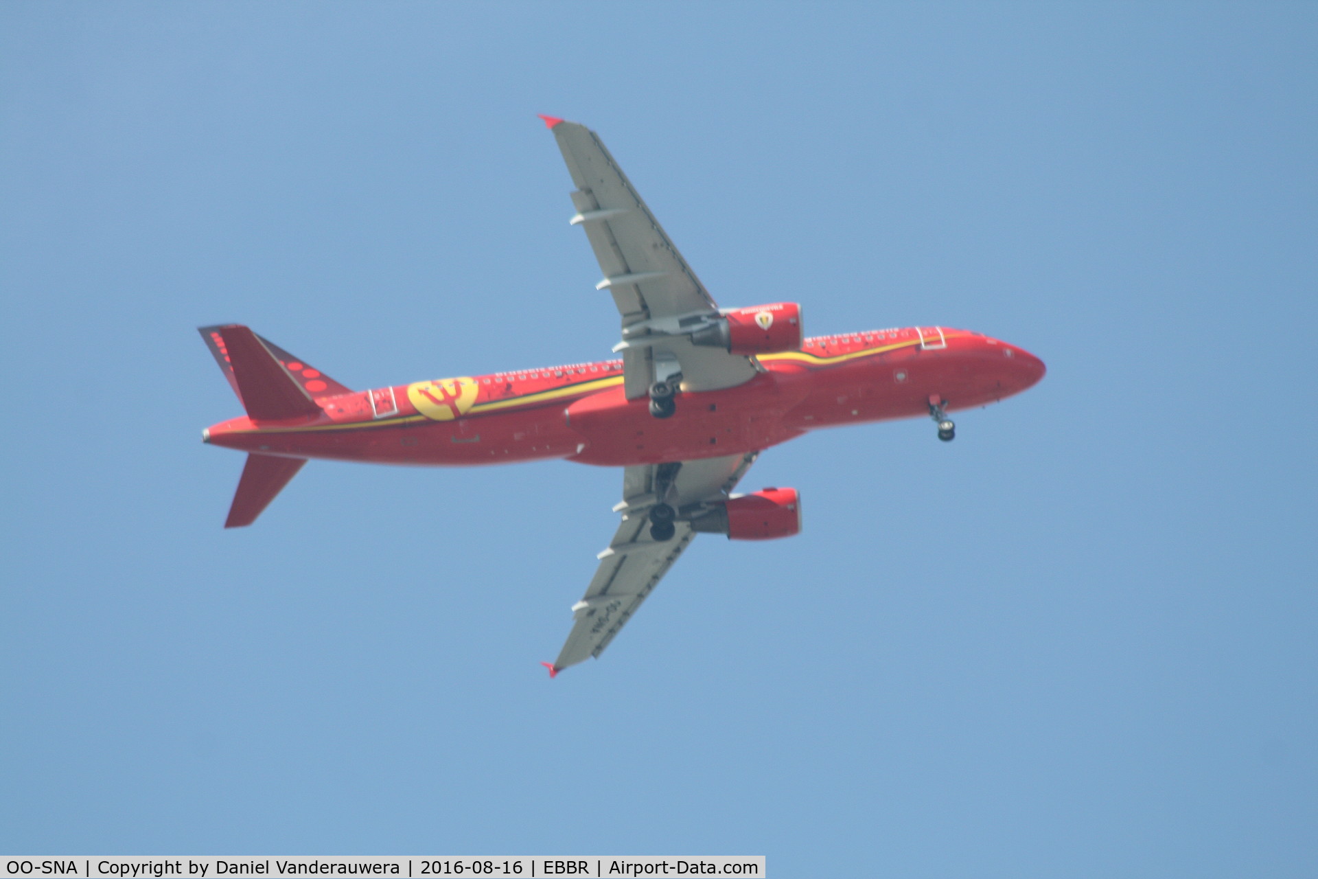 OO-SNA, 2001 Airbus A320-214 C/N 1441, Descending to RWY 07L
