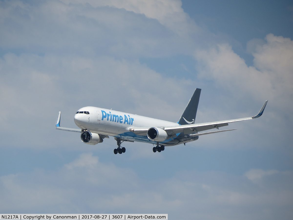 N1217A, 1992 Boeing 767-375F/ER C/N 25865, Landing